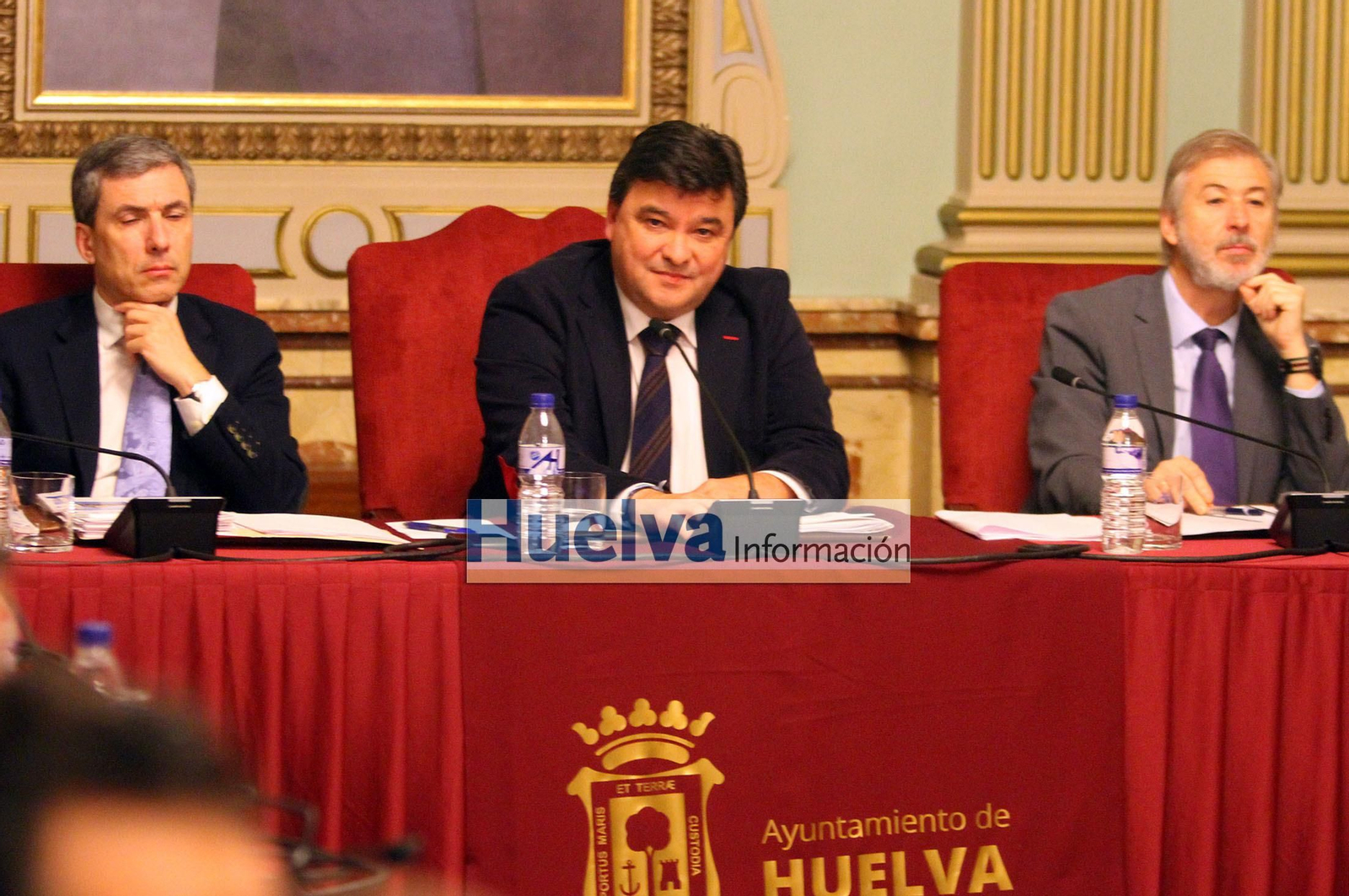 Imágenes del pleno en el ayuntamiento de Huelva para aprobar el pago de la deuda del Recre con Hacienda.