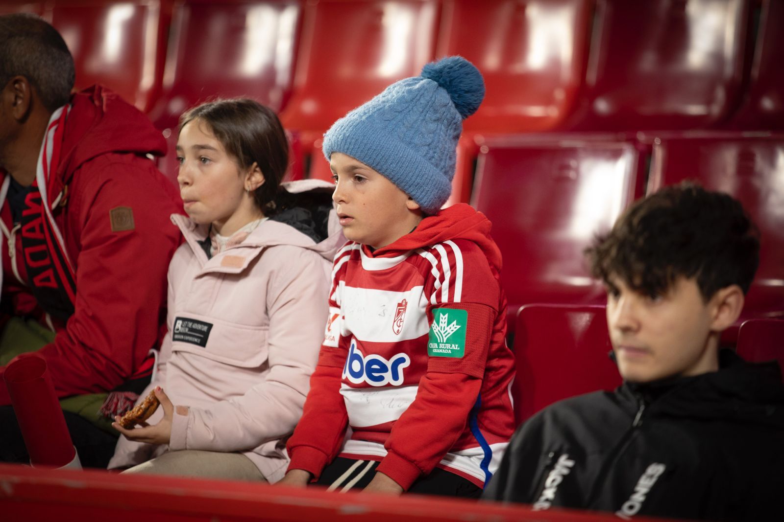 Encuéntrate en la grada de Los Cármenes en el Granada-Burgos