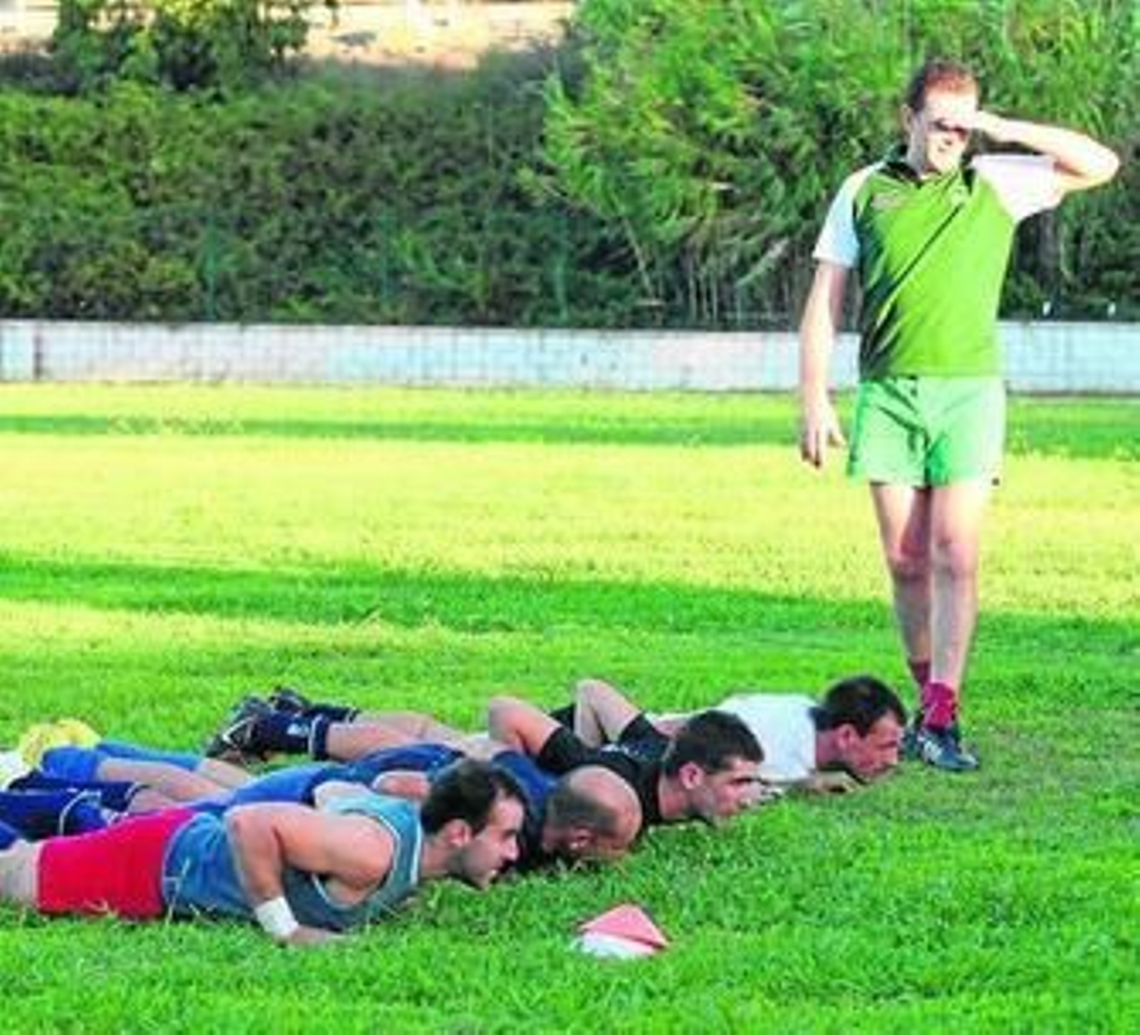 Eoin Costigan (i), dirige un entrenamiento del Rocks.