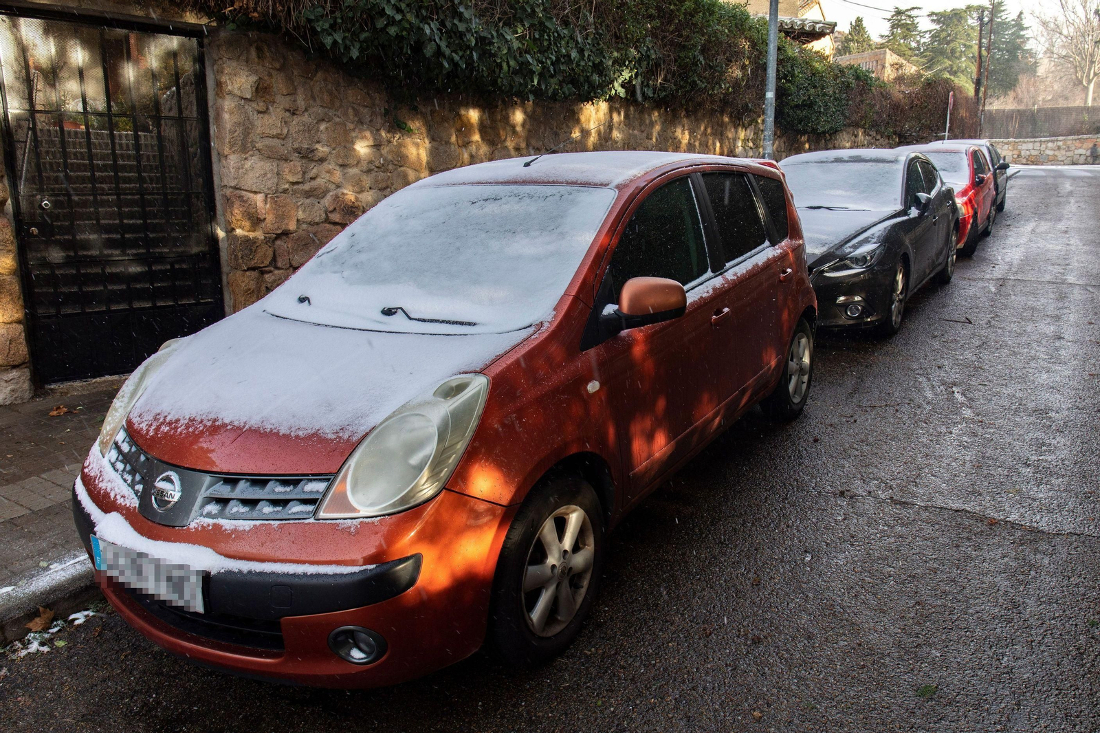 Coches cubiertos de nieve en Manzanares (Madrid)
