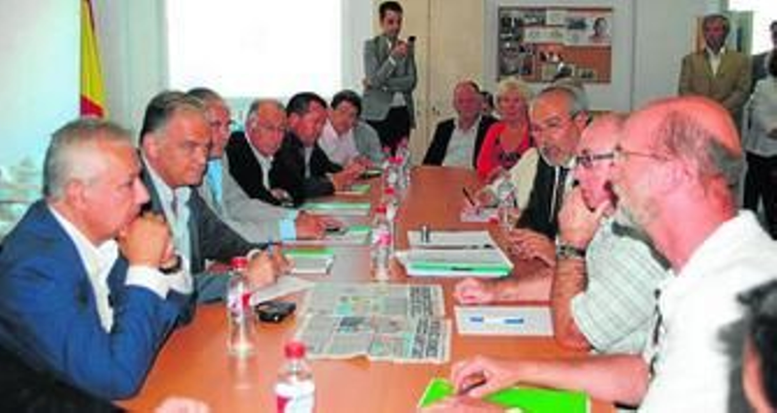 Reunión de trabajo sobre viviendas ilegales previa al acto público con los líderes políticos del PP, en Fines.