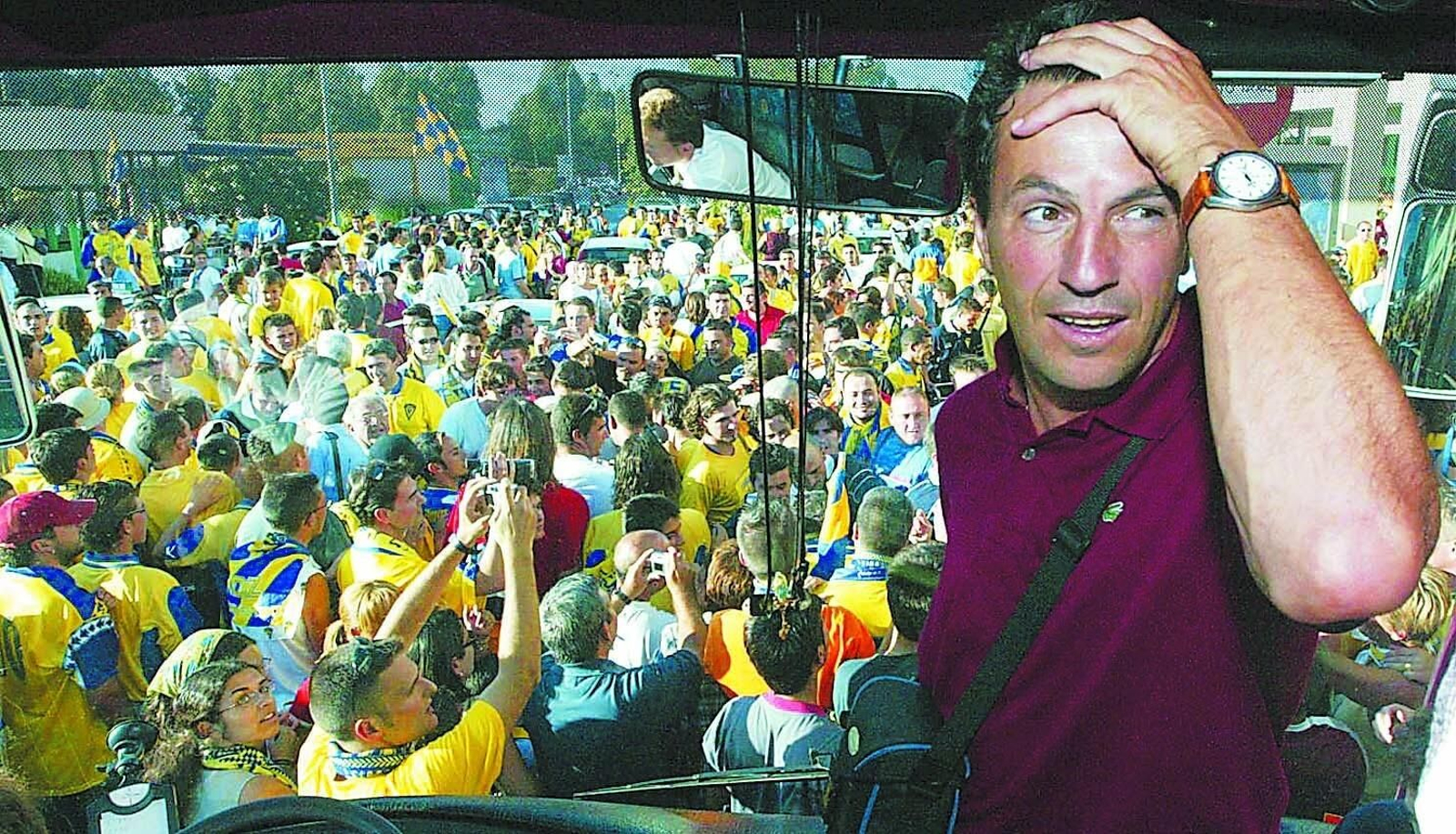 Jose se lleva la mano a la cabeza al entrar en el autobús en un Aeropuerto de Jerez con miles de cadistas.