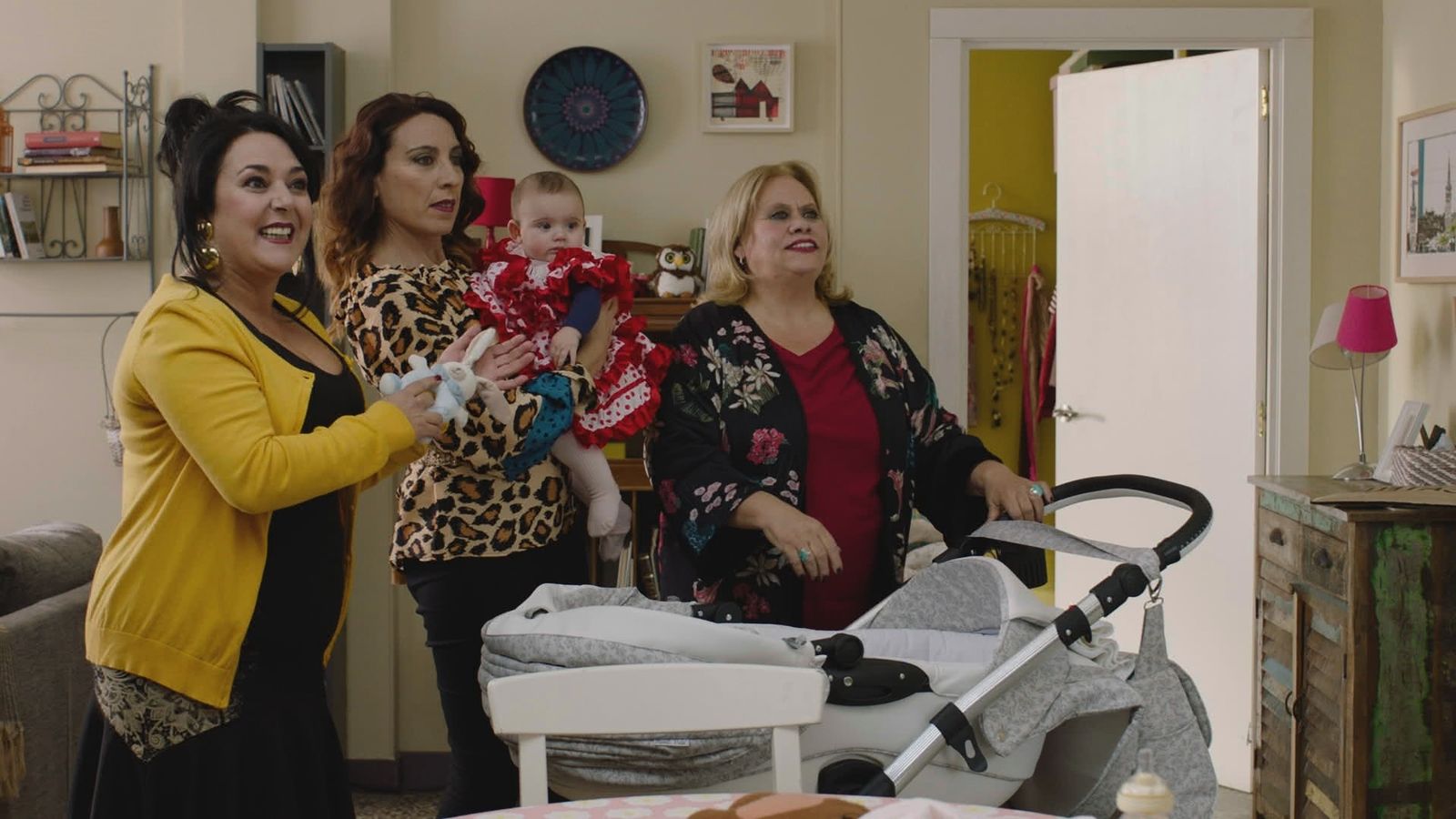 María León en lo nuevo de 'Allí abajo'; sobre estas líneas, el bebé y las vecinas.