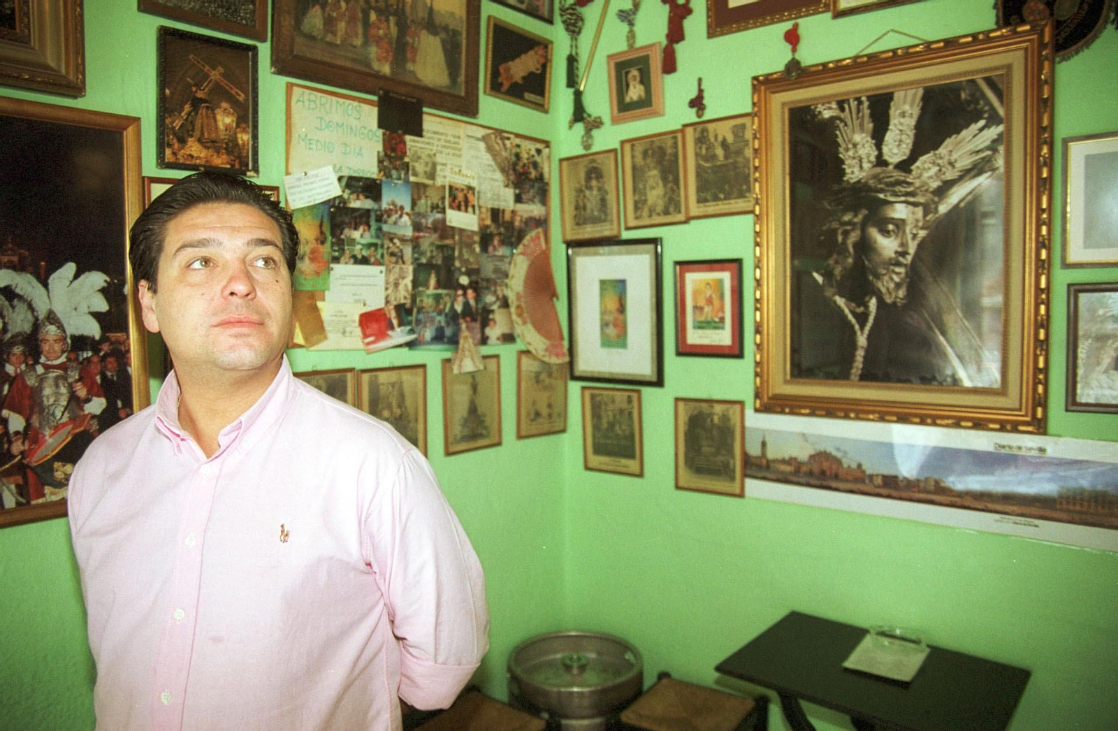 Pepe Rodríguez Navarro, en la taberna La Fresquita en los años 90.