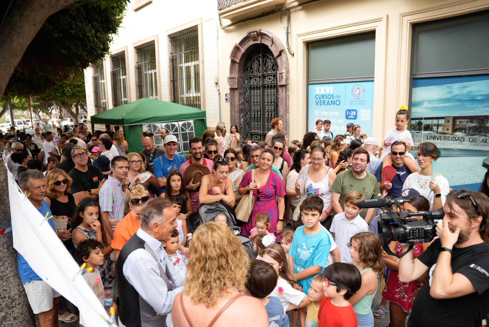 Las mejores imágenes del espectáculo de magia en la calle de la Feria de Almería