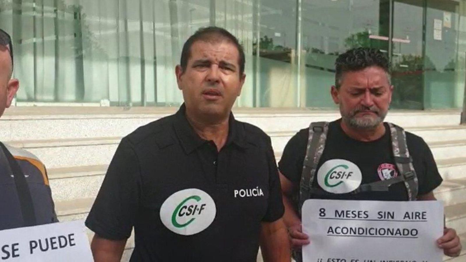 Agentes manifestándose.