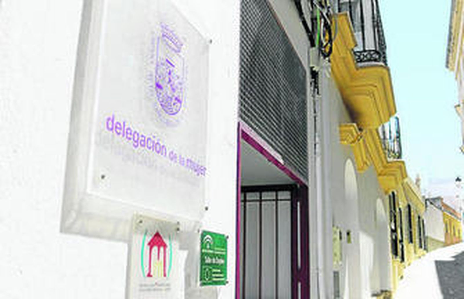 Vista de la fachada de la Delegación de Igualdad, junto a la Iglesia Mayor.