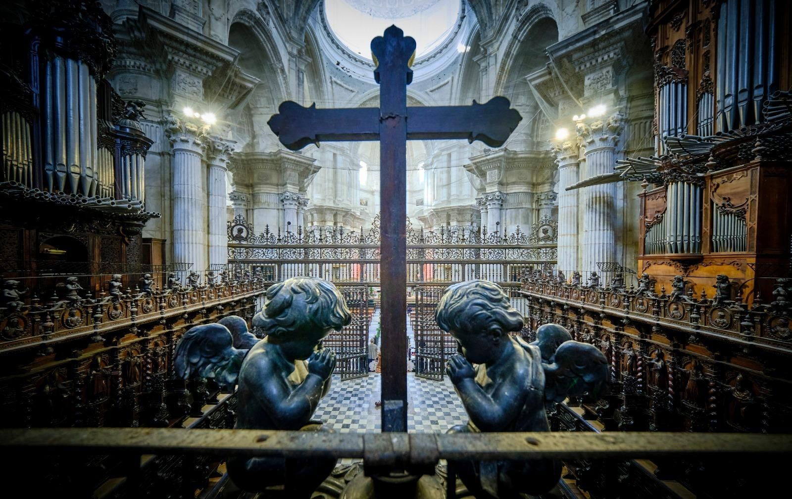 Dos ángeles adoran la cruz, en el remate del coro de la Catedral de Cádiz.