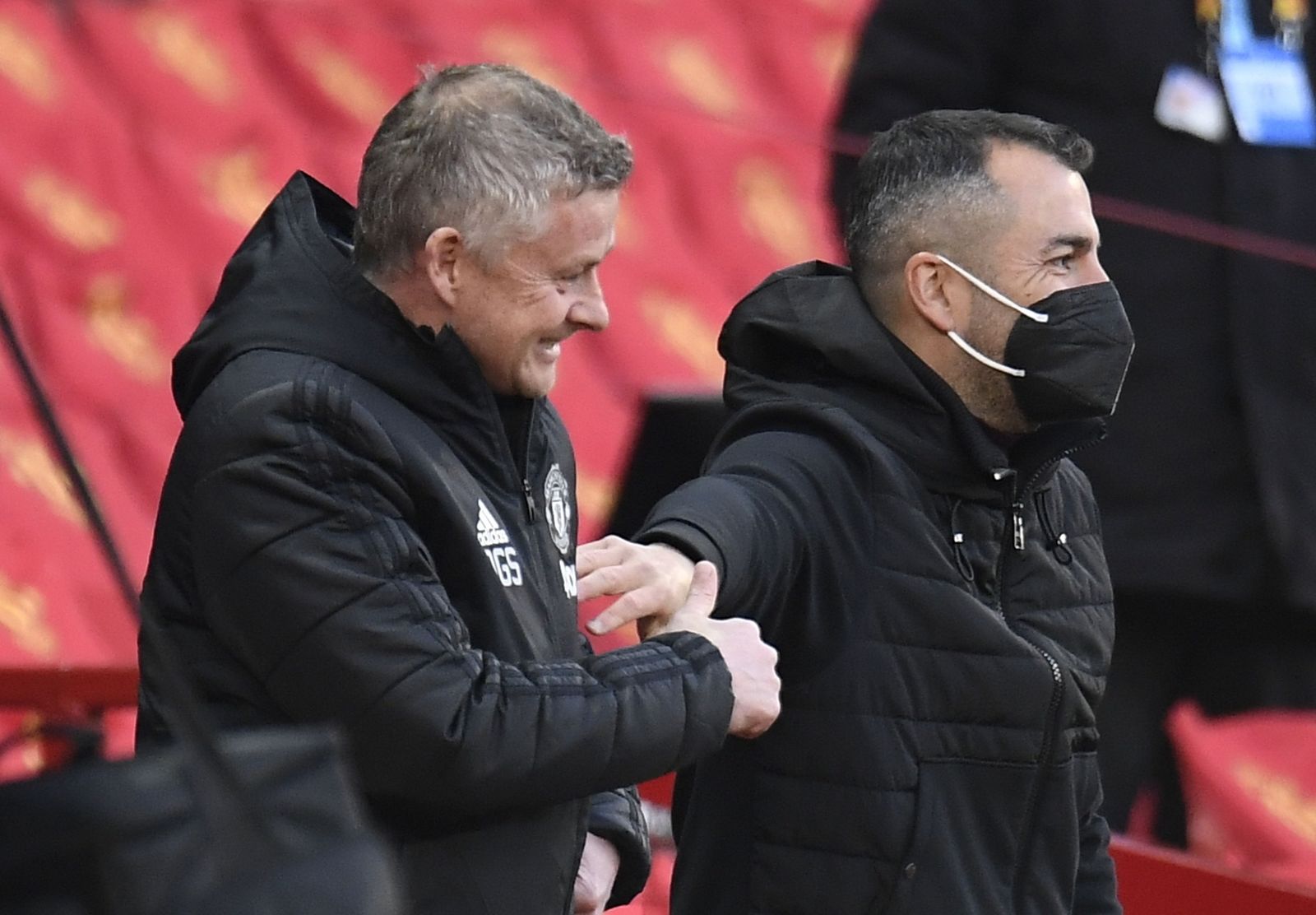 Diego Martínez saluda a Ole Gunnar Solskjaer, entrenador del United.
