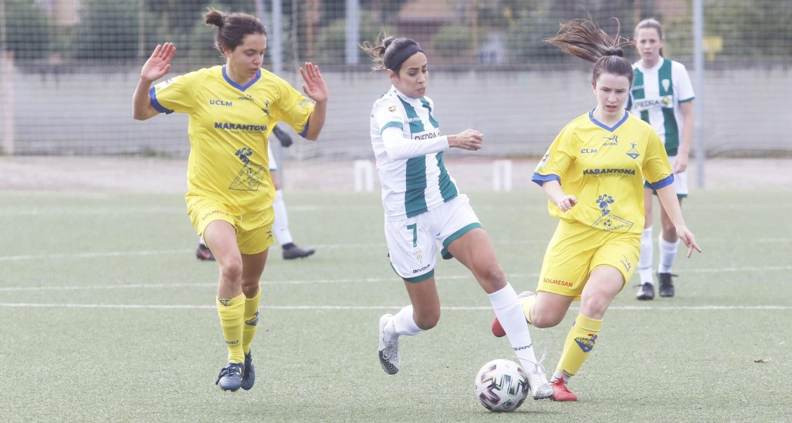 María Avilés sortea a dos jugadoras de La Solana.