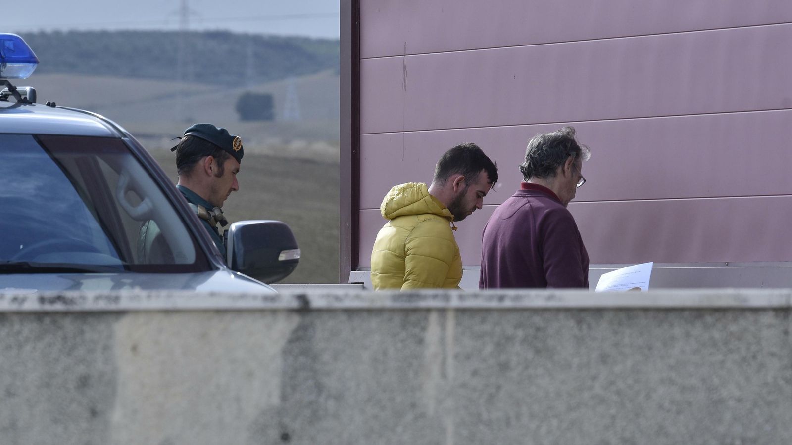 Dos de los detenidos, junto a la nave de la narcolancha.