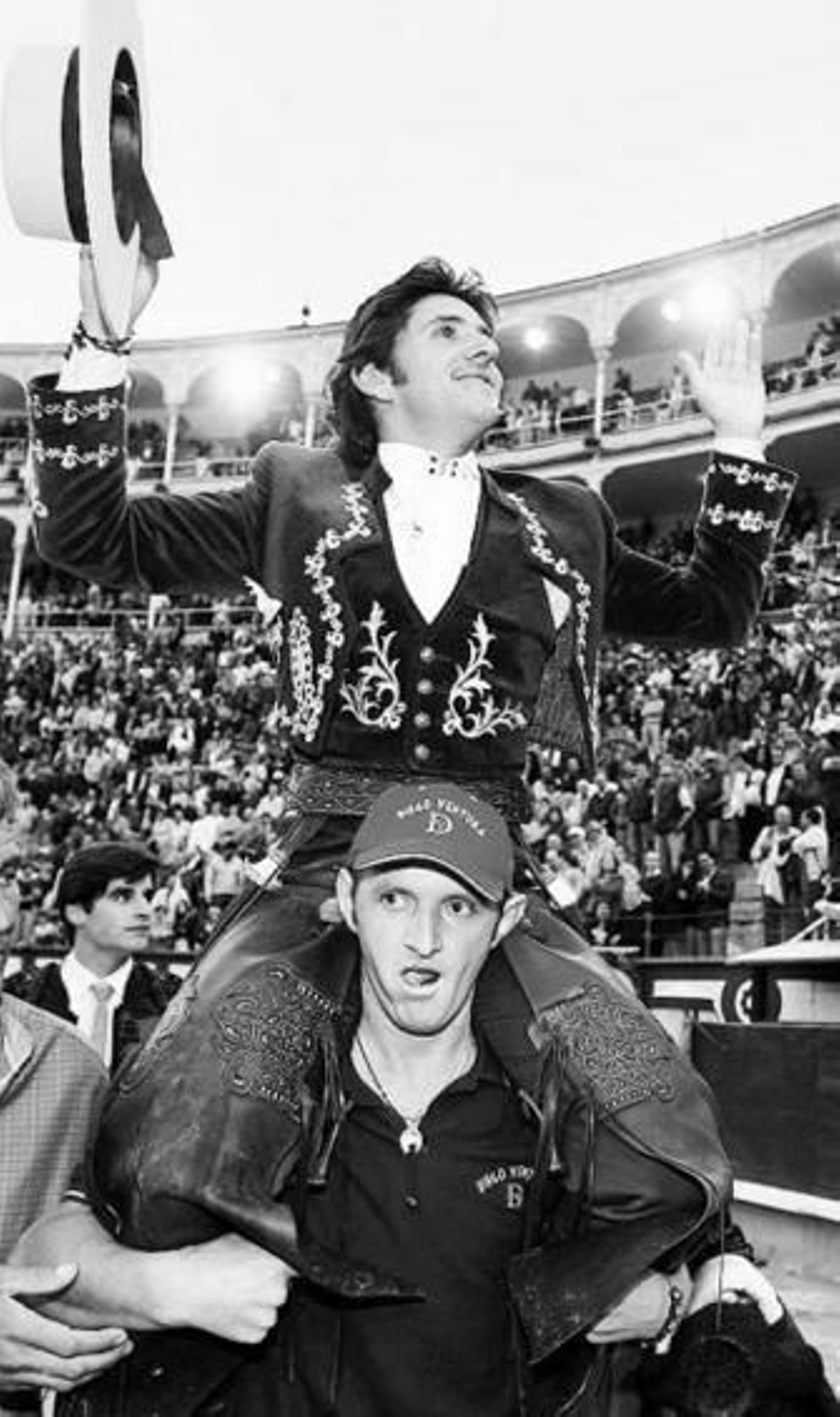 Diego Ventura, a hombros, antes de su salida por la Puerta Grande.