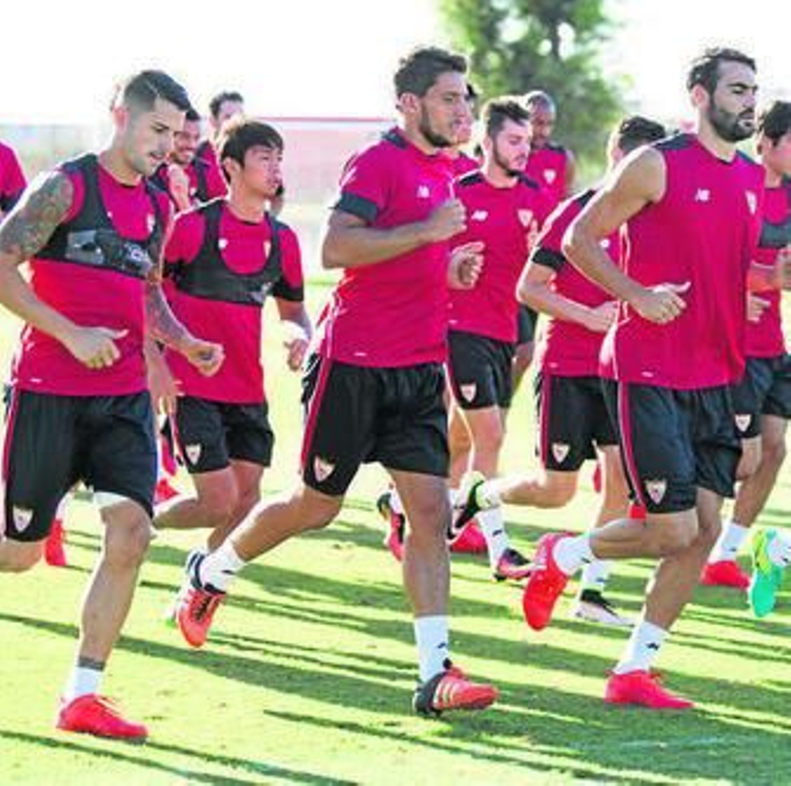 Vitolo, Carriço e Iborra, los capitanes junto a Pareja, en la sesión de ayer.