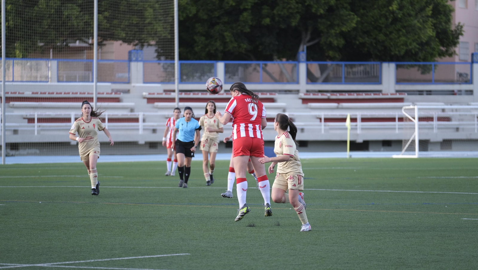 La rojiblanca Fátima realiza un remate de cabeza durante un partido en casa de esta temporada.