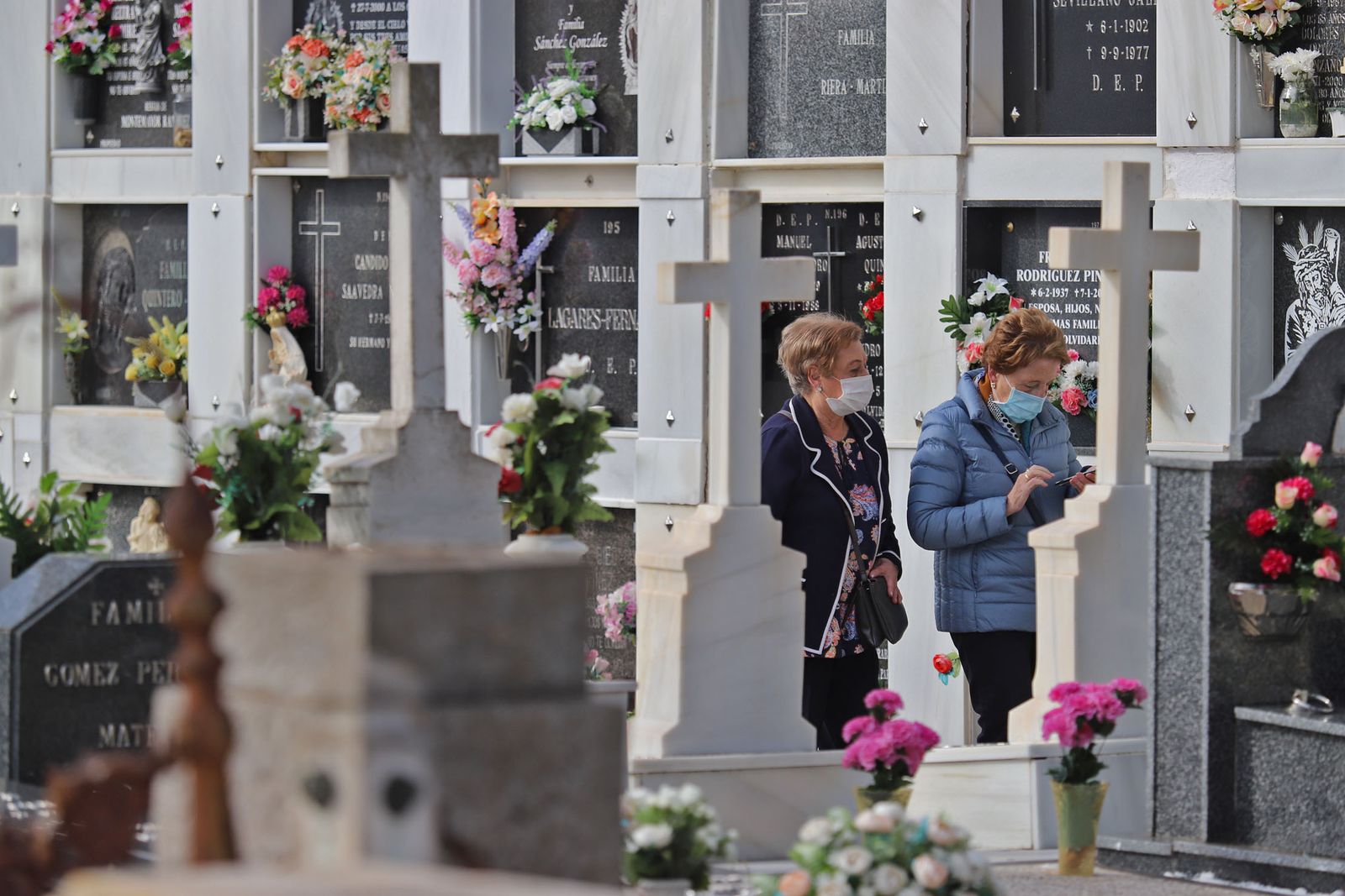 Imágenes de los preparativos en el cementerio de Huelva con motivo de la festividad de Todos los Santos
