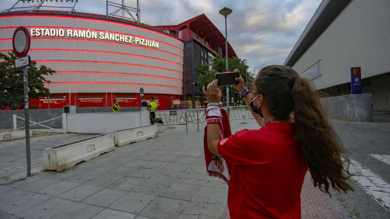 Mucha  presencia policial en el entorno del Sanchez Pizjuán  durante el derbi