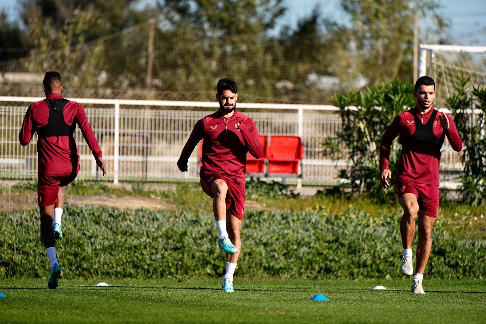 Fernando Reges, Isco y Rekik se ejercitan en la ciudad deportiva del Sevilla.