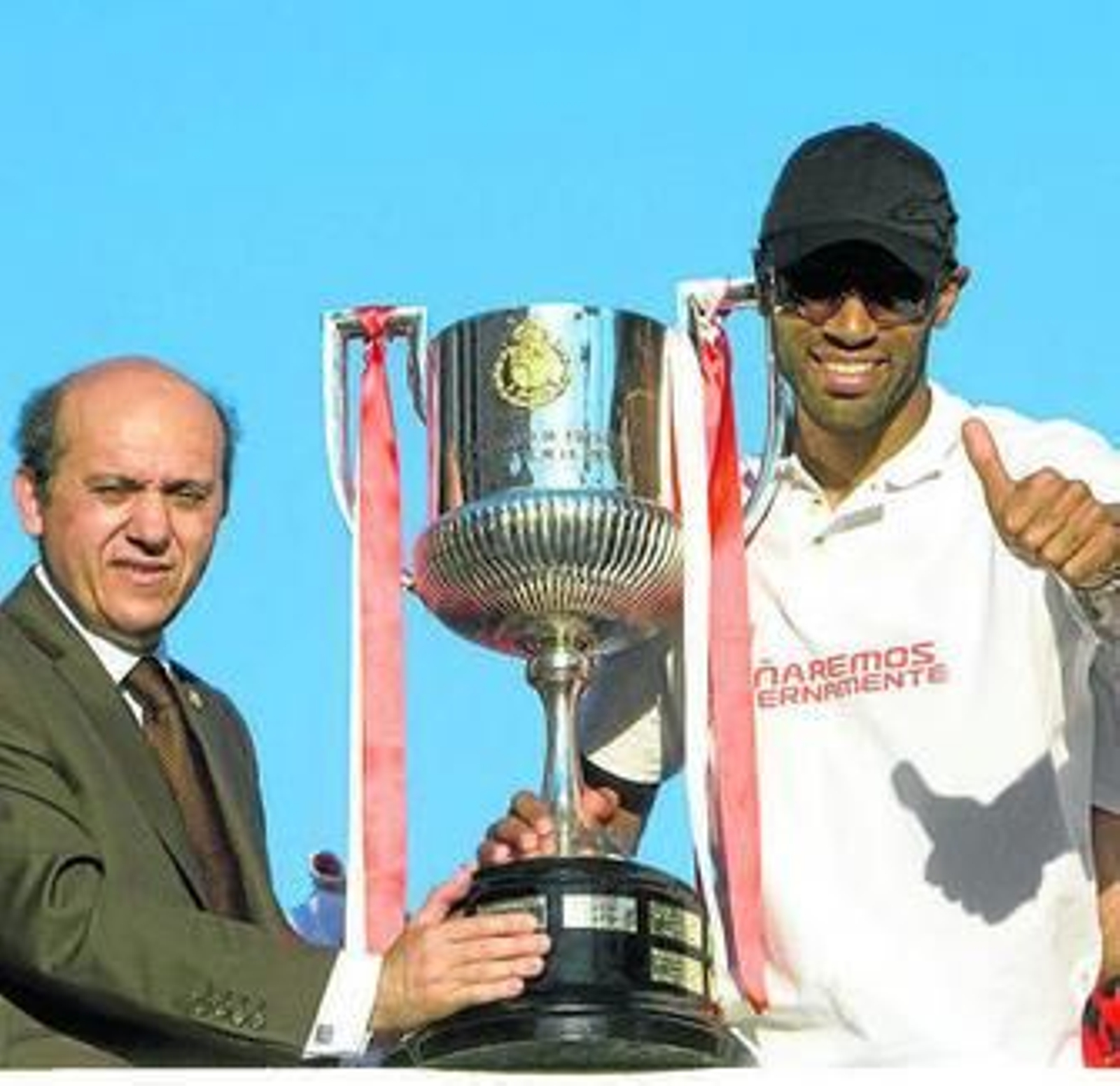 Kanoute posa con la Copa del Rey junto a Del Nido.