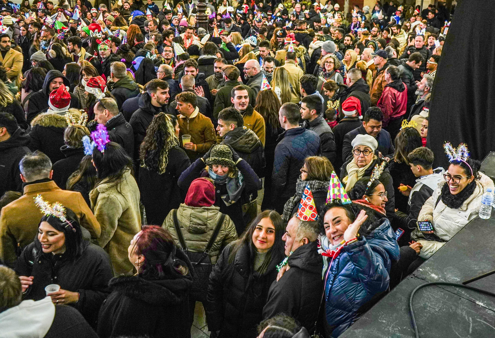 Así se vivieron las campanadas en la Plaza del Carmen de Granada: uvas y fiesta para recibir a 2024