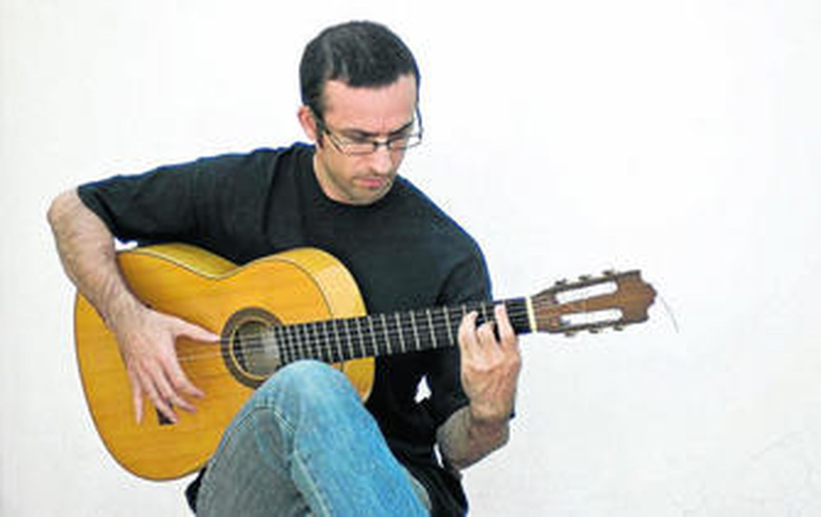 El profesor Rafael Hoces, con su guitarra.