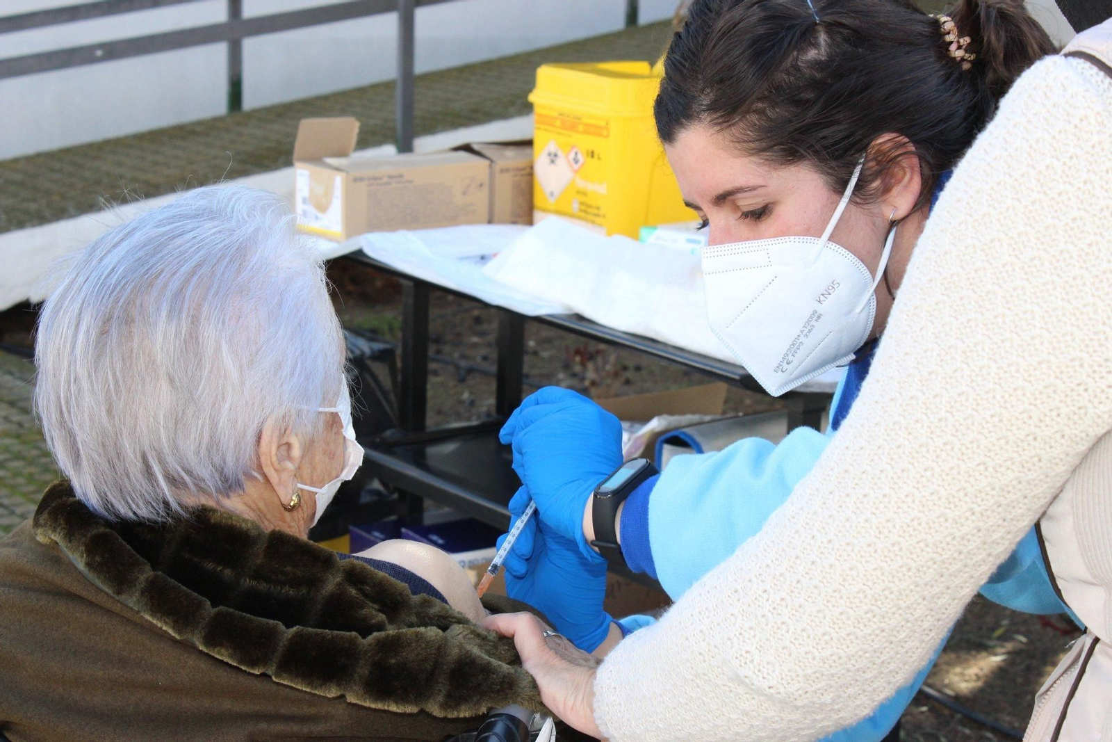 Una enfermera pone la vacuna a una persona mayor en Hinojosa del Duque.