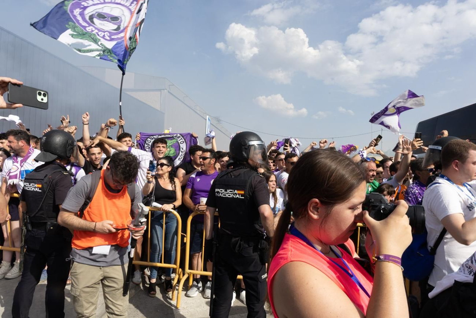 El épico recibimiento de la afición lagarta al Real Jaén, en imágenes