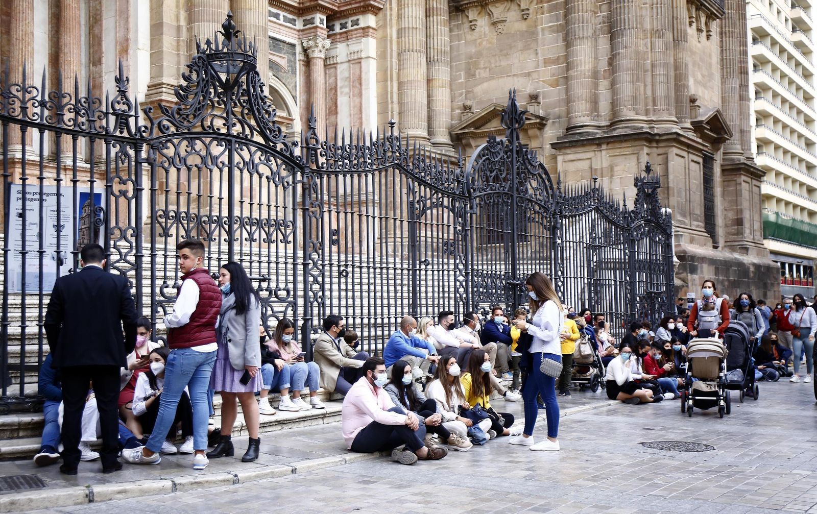 La Semana Santa tras las mascarillas de los jóvenes cofrades