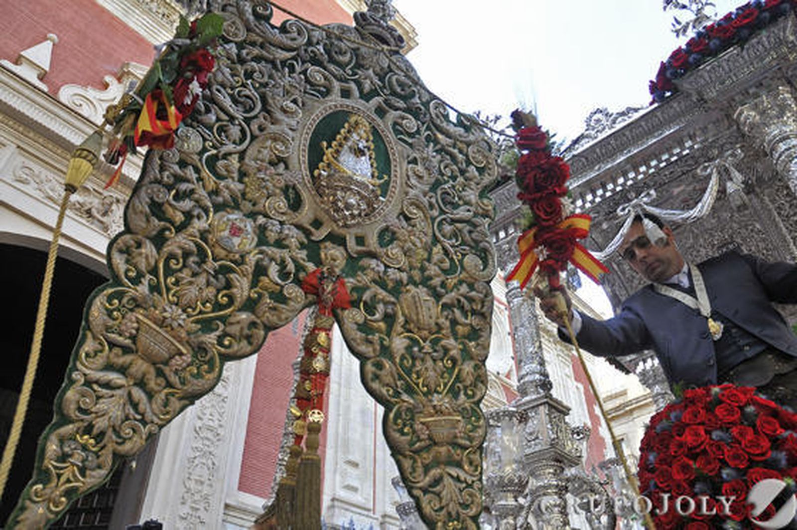Salida de la Hermandad de Sevilla del Rocío.

Foto: Juan Carlos Vázquez