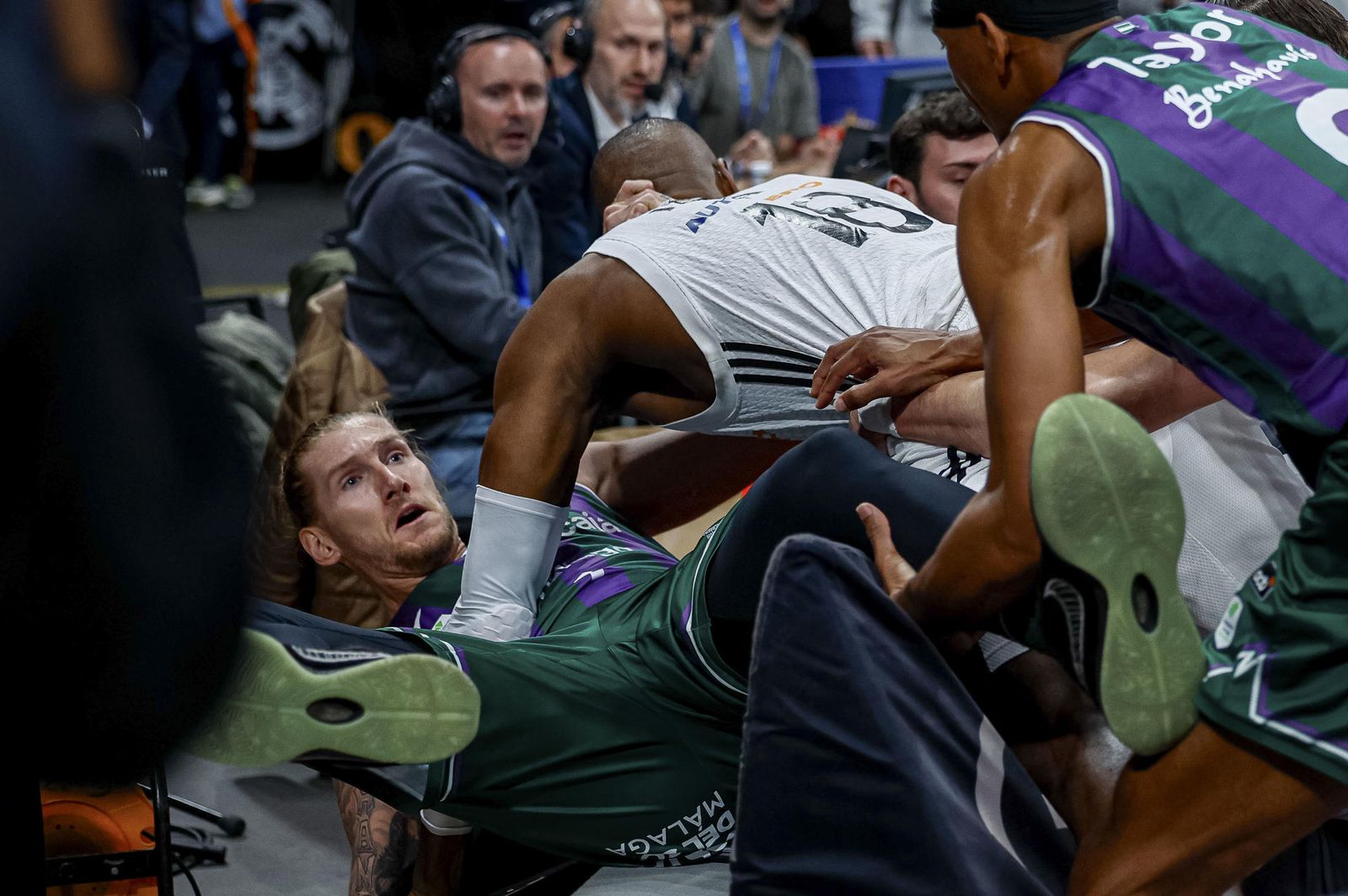 La tangana entre Osetkowski e Ibaka, con el madridista agarrando del cuello al californiano