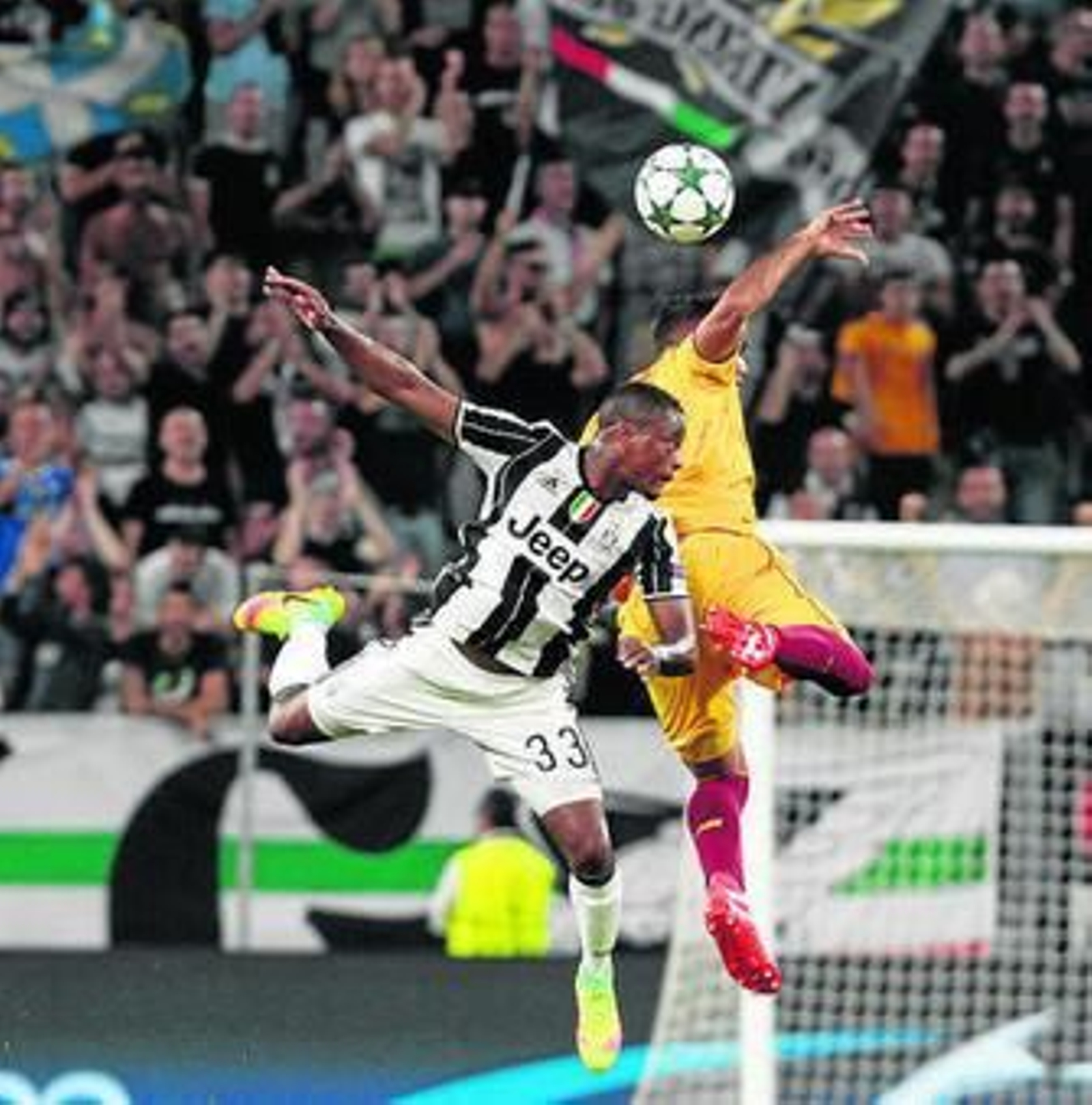 Evra y Mercado, en uno de sus múltiples duelos aéreos.