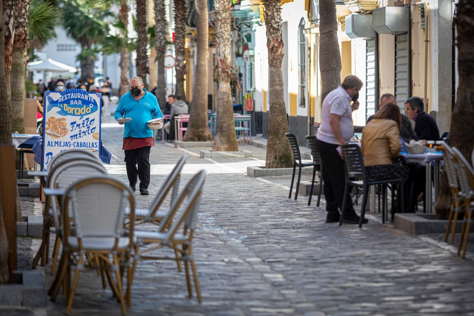 Así vive Cádiz el domingo de Carnaval del coronavirus