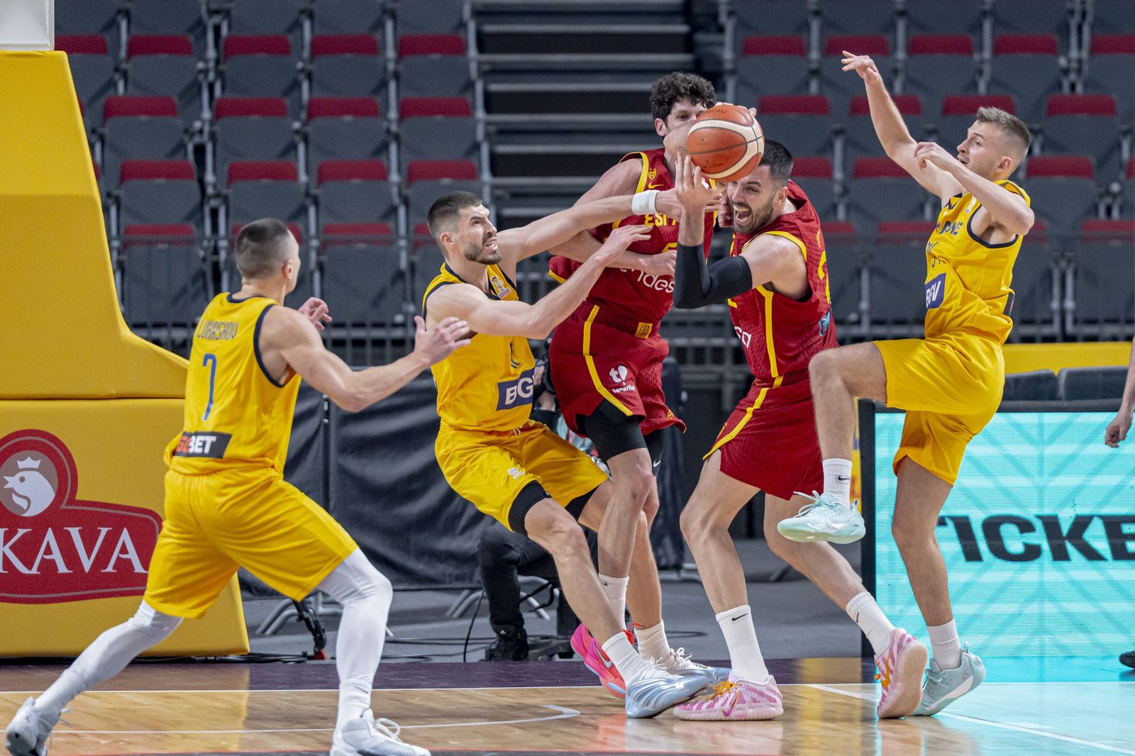 Las mejores fotos del Ucrania-España de baloncesto