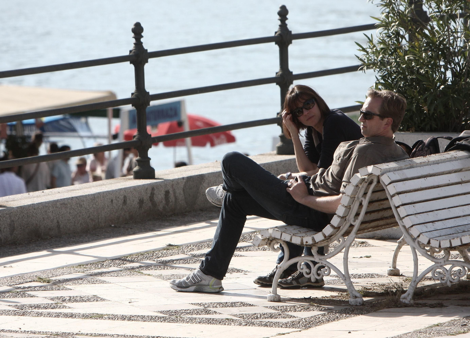 Una pareja disfrutando del sol