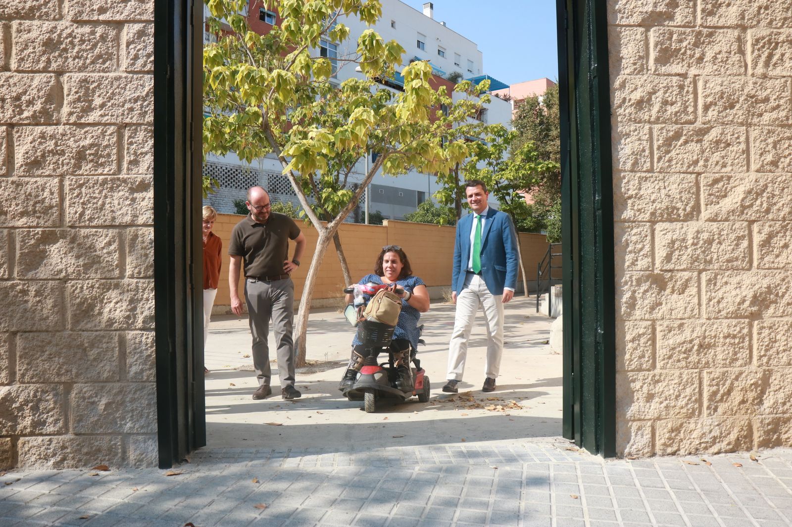 Bernardo Jordano, la representante del AMPA, Carmen García y José María Bellido.