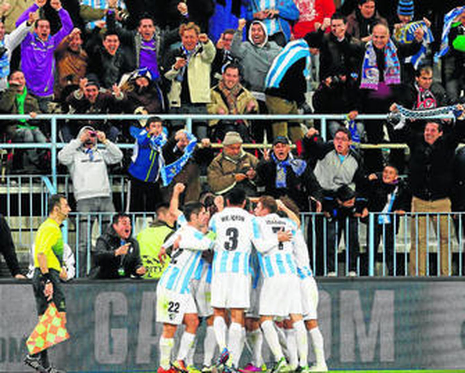 Jugadores del Málaga celebran un gol ante el Oporto.