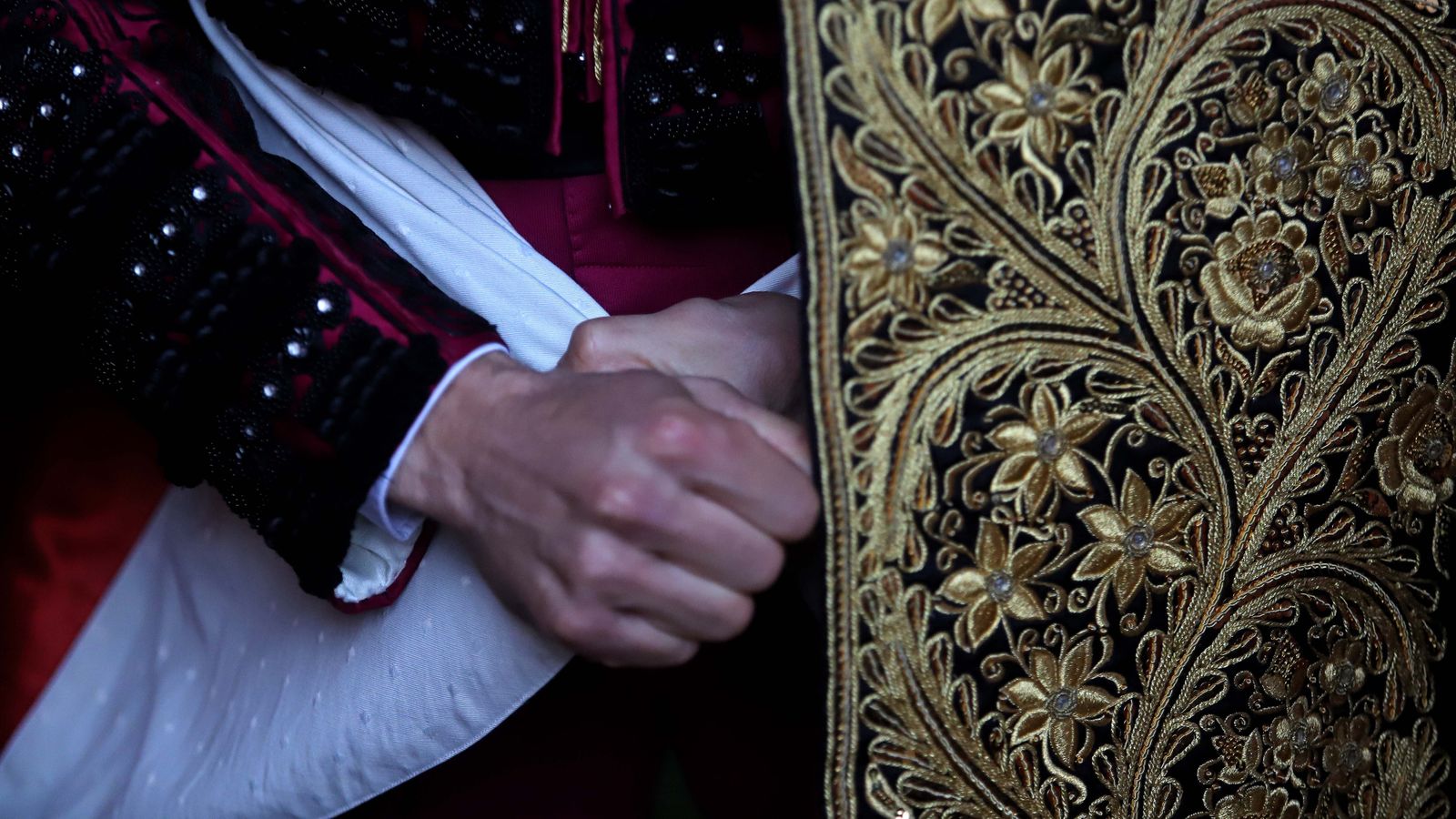 Morante liándose el capote de paseo en Algeciras