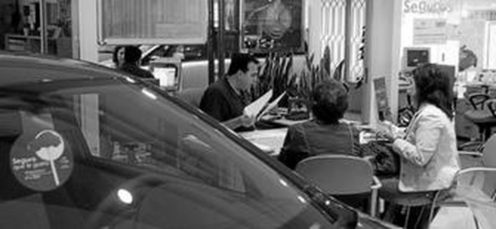 Dos clientas conversan con un vendedor de coches en un concesionario de la provincia.