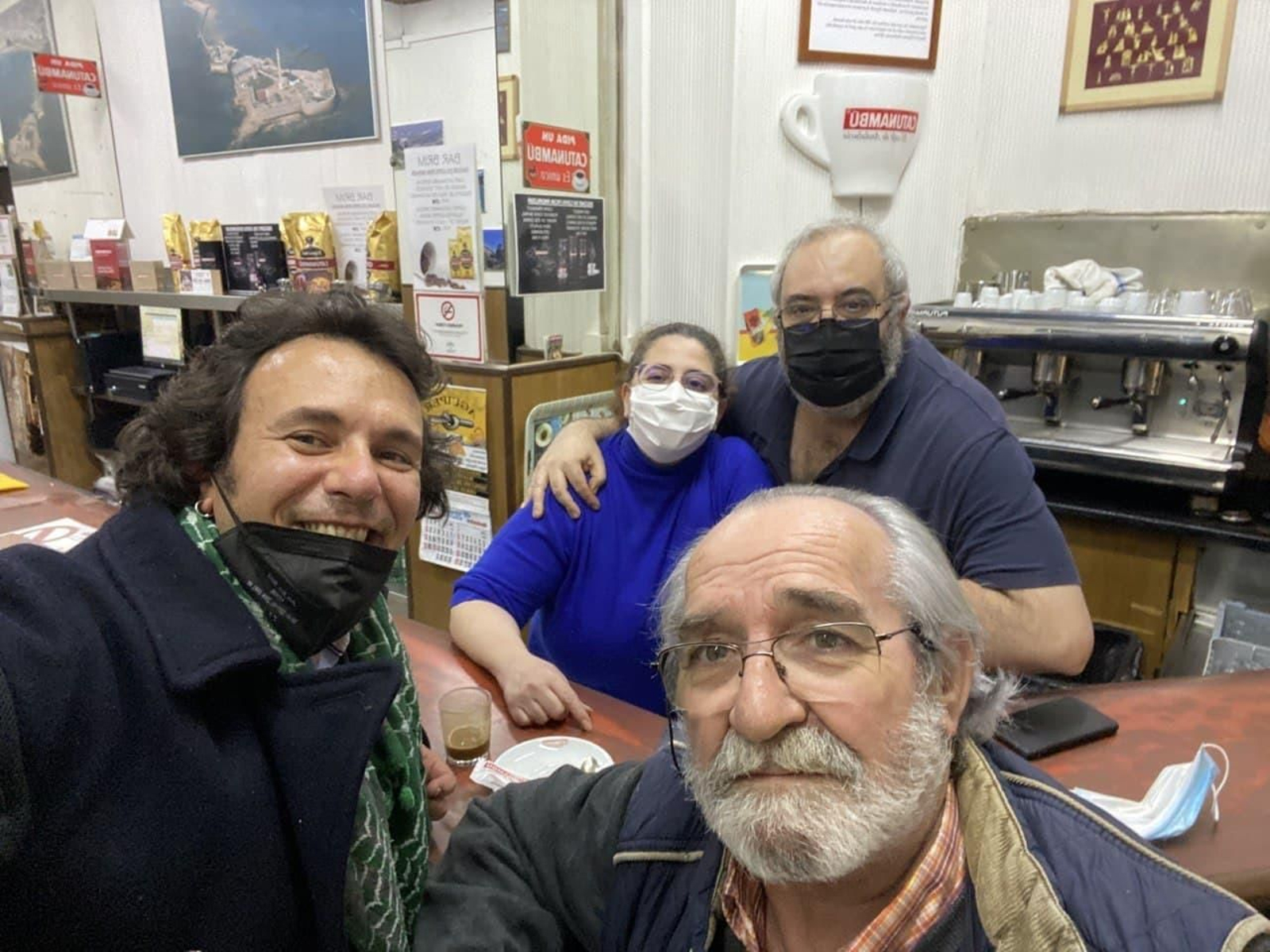 Kichi posa en el interior del Bar Brim tras tomar café.