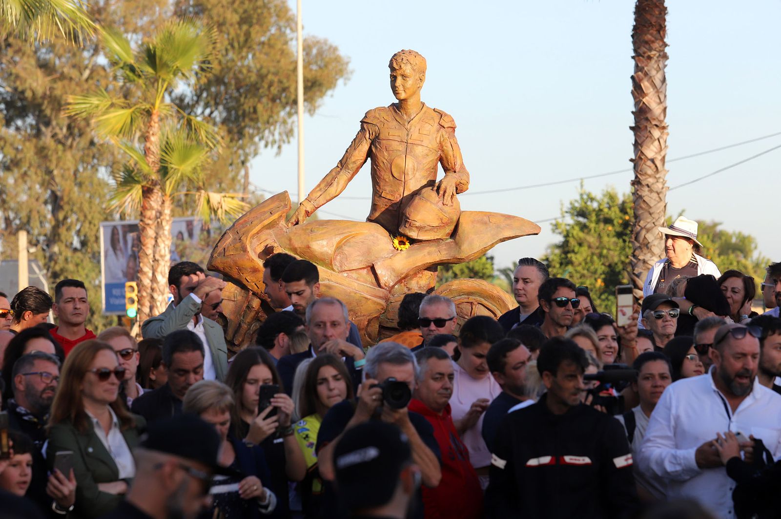 Imágenes del monumento a Súper Hugo en la rotonda frente al Nuevo Colombino