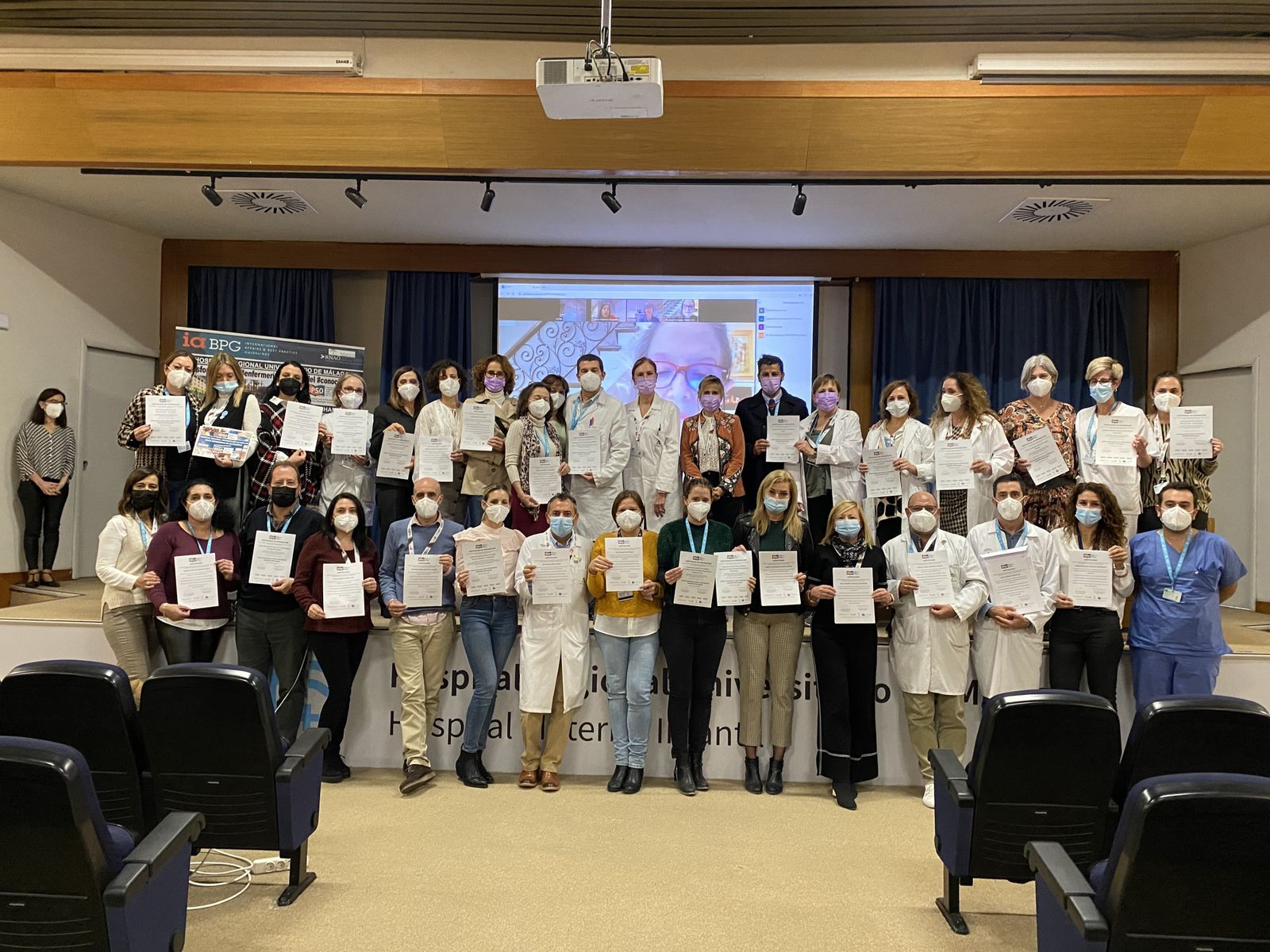 El personal del Hospital Regional, con la acreditación.