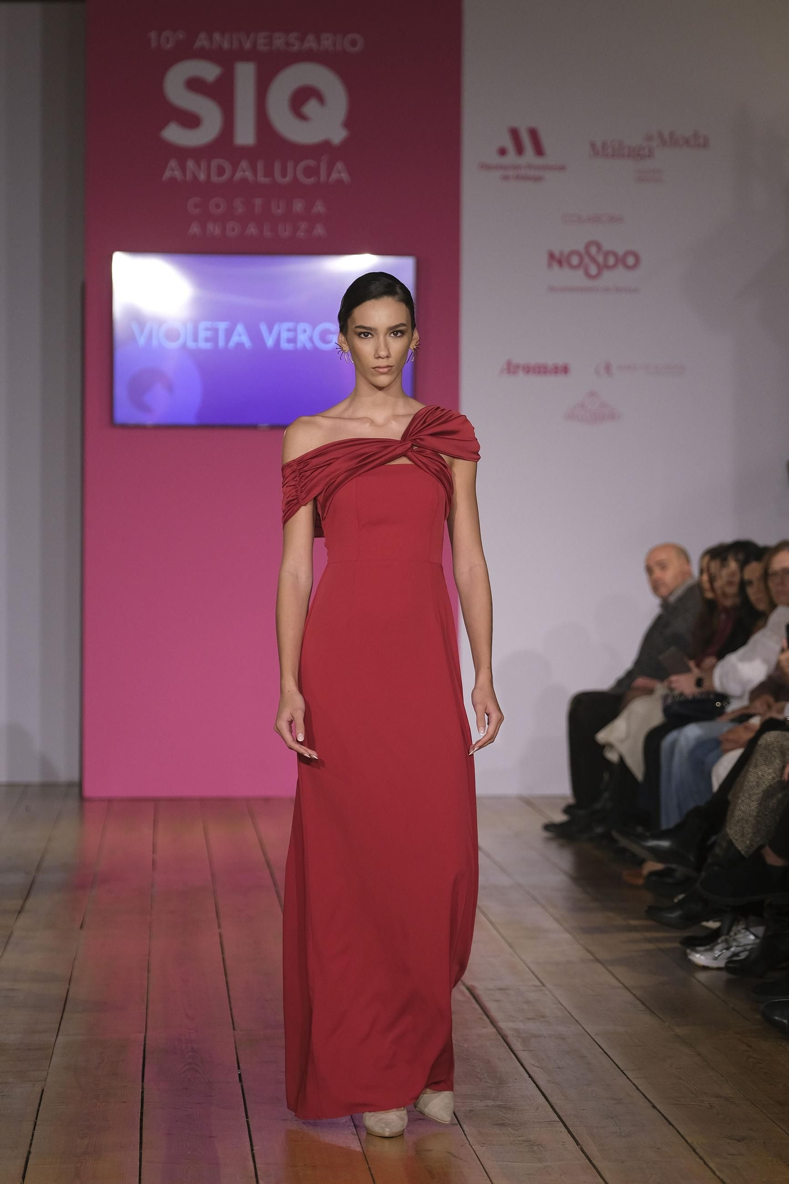 Sobriedad y minimalismo en las invitadas de Violeta Vergara