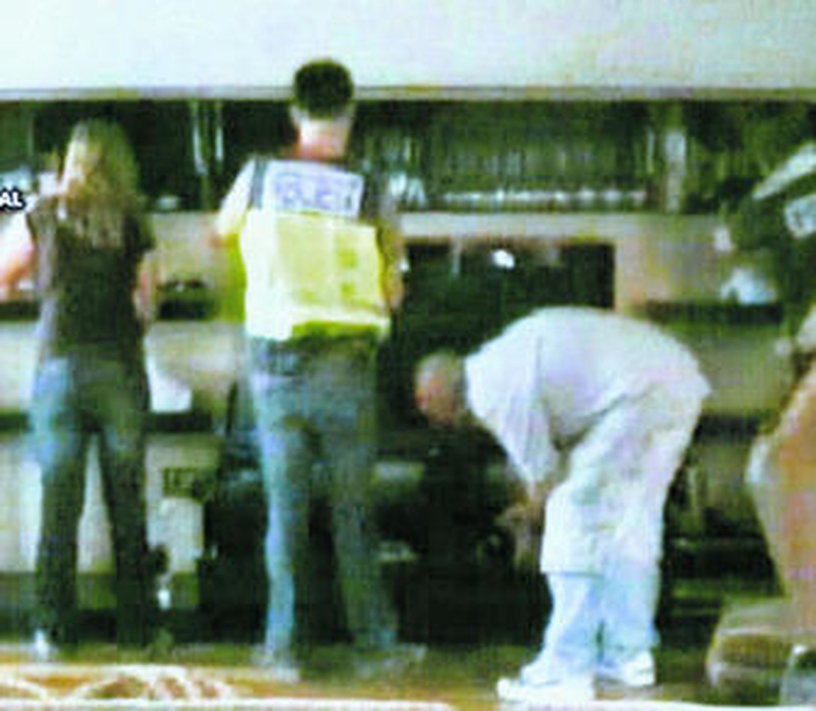 Varios agentes de Policía, durante uno de los registros de la operación Pájaro.