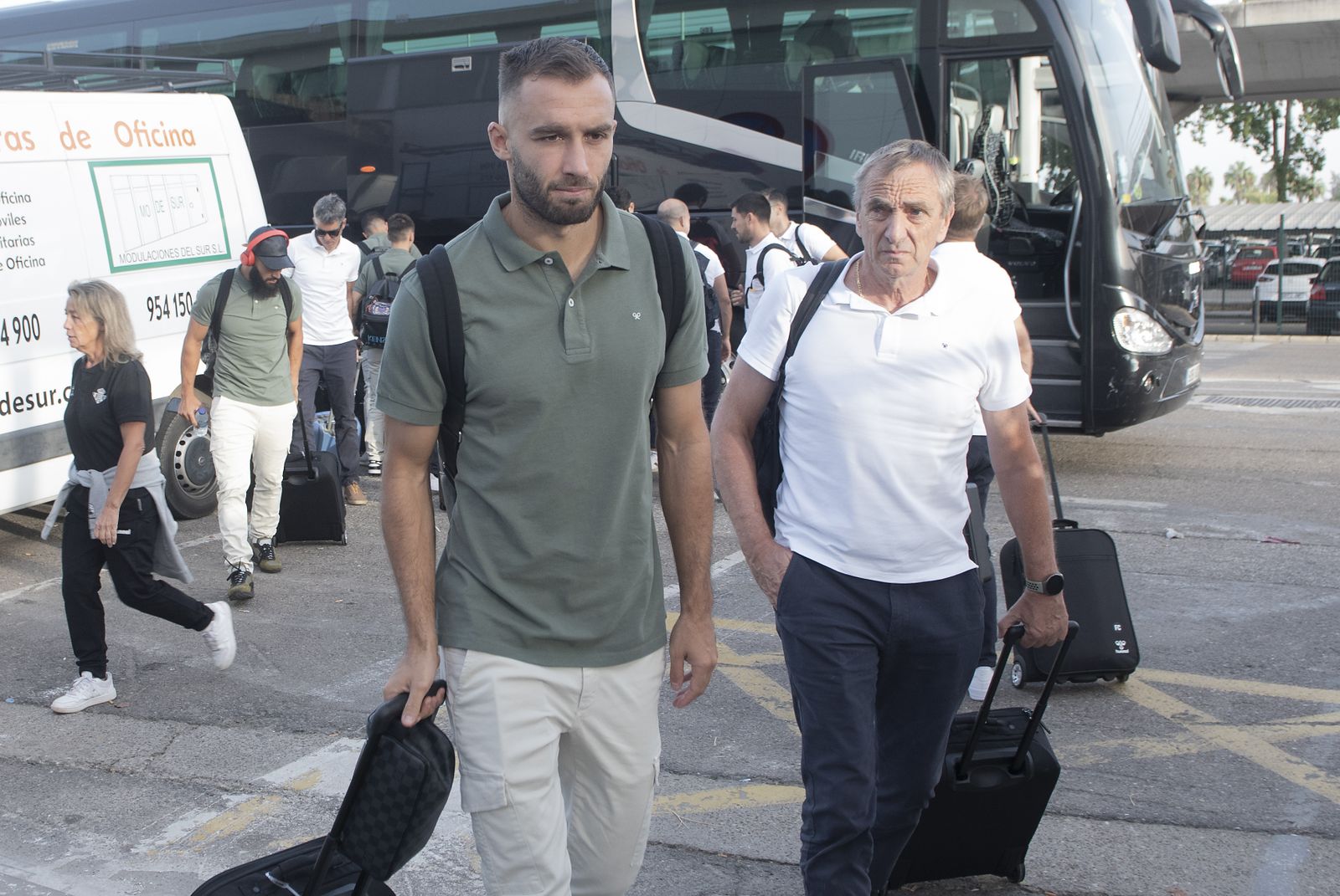 Imágenes del Real Betis en el aeropuerto de Sevilla rumbo a Roma