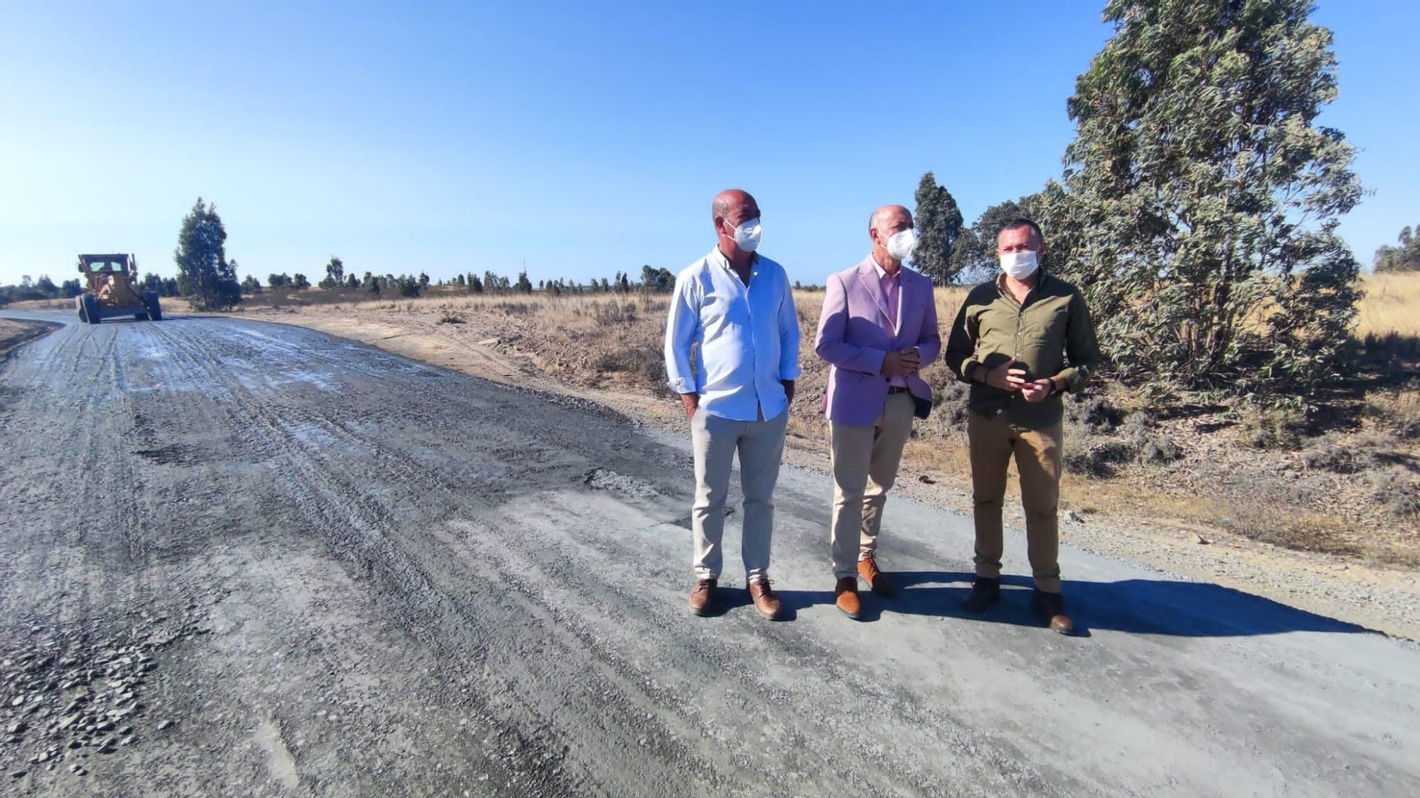 El alcalde de Lepe, Juan Manuel González,  el teniente de alcalde de Agricultura, Pesca y Desarrollo Sostenible, Julián Rodríguez y el delegado de Desarrollo Sostenible en Huelva, José Enrique Borrallo en el camino del Águila