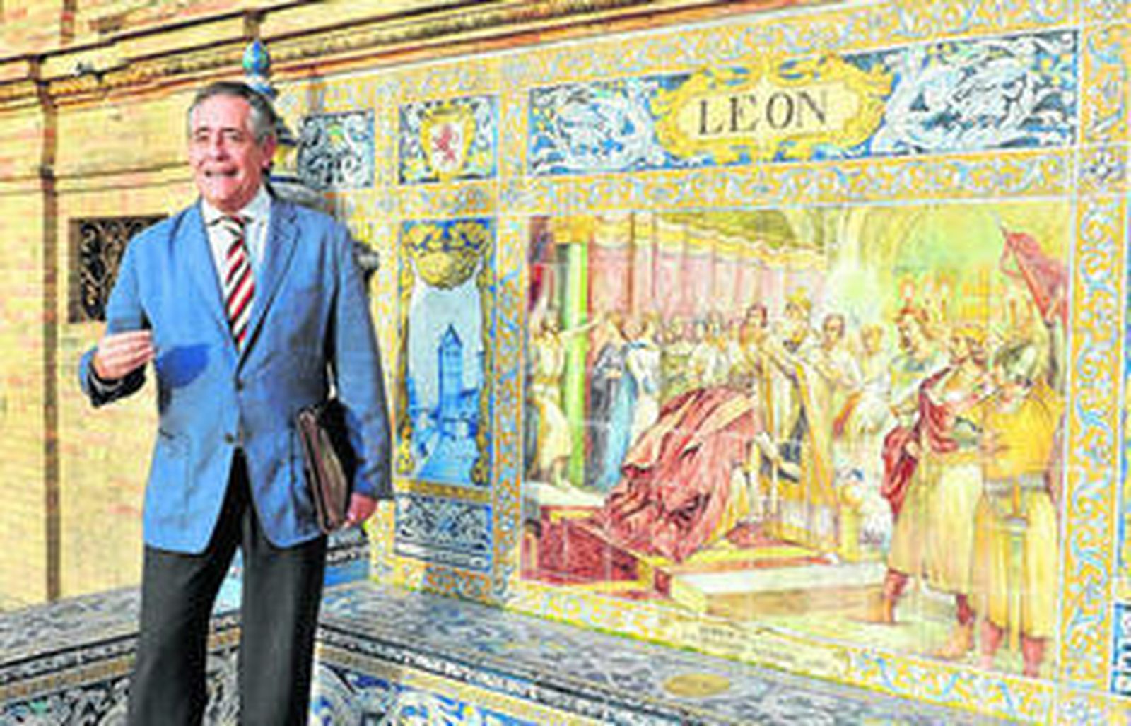 Miguel Ángel Llamazares, en el banco de León, junto al mosaico que muestra a Alfonso VII emperador de Castilla en 1135.