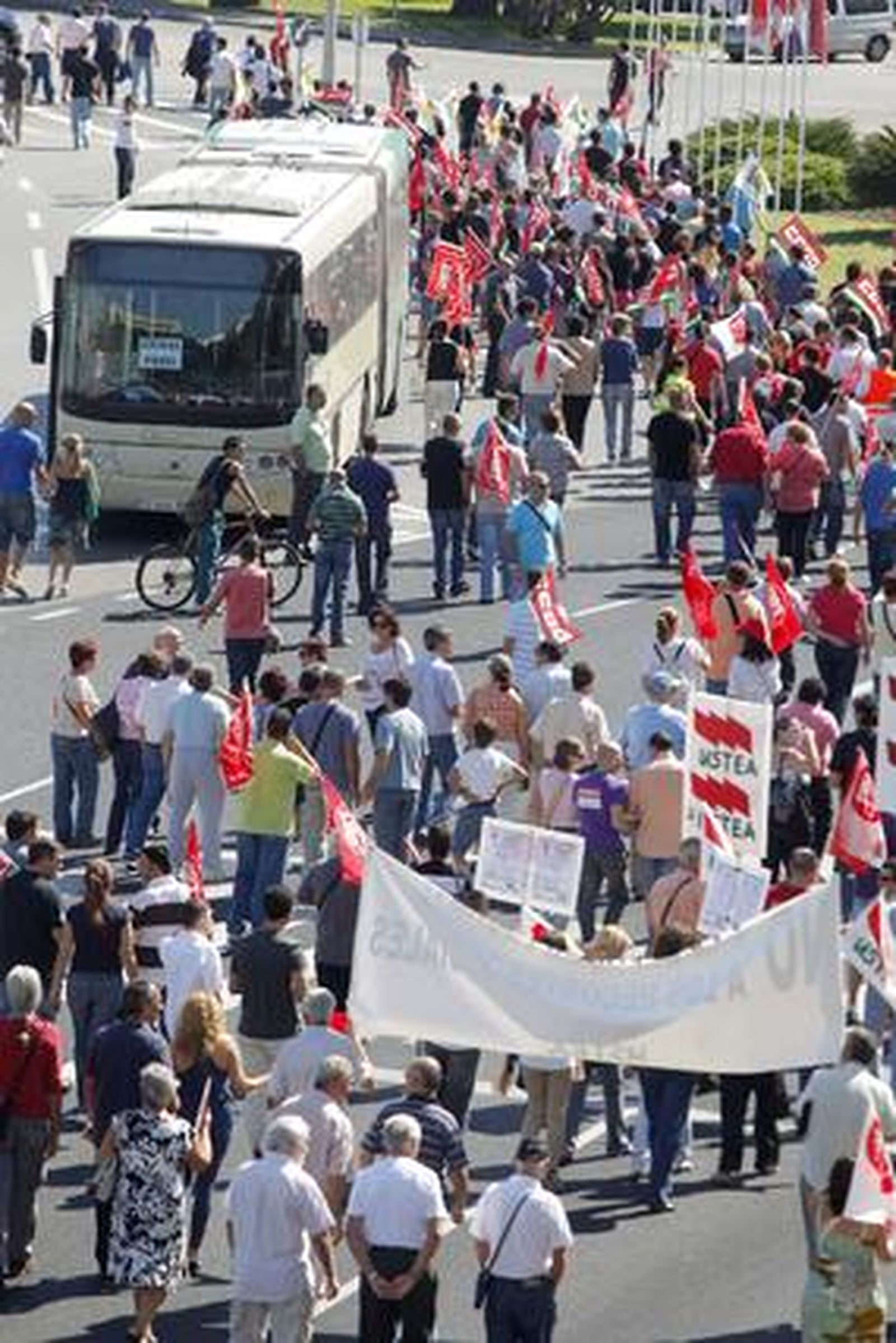 Los piquetes tomaron el centro de la capital desde primera hora de la mañana para impedir la apertura de comercios y empresas. /Jesús Marín