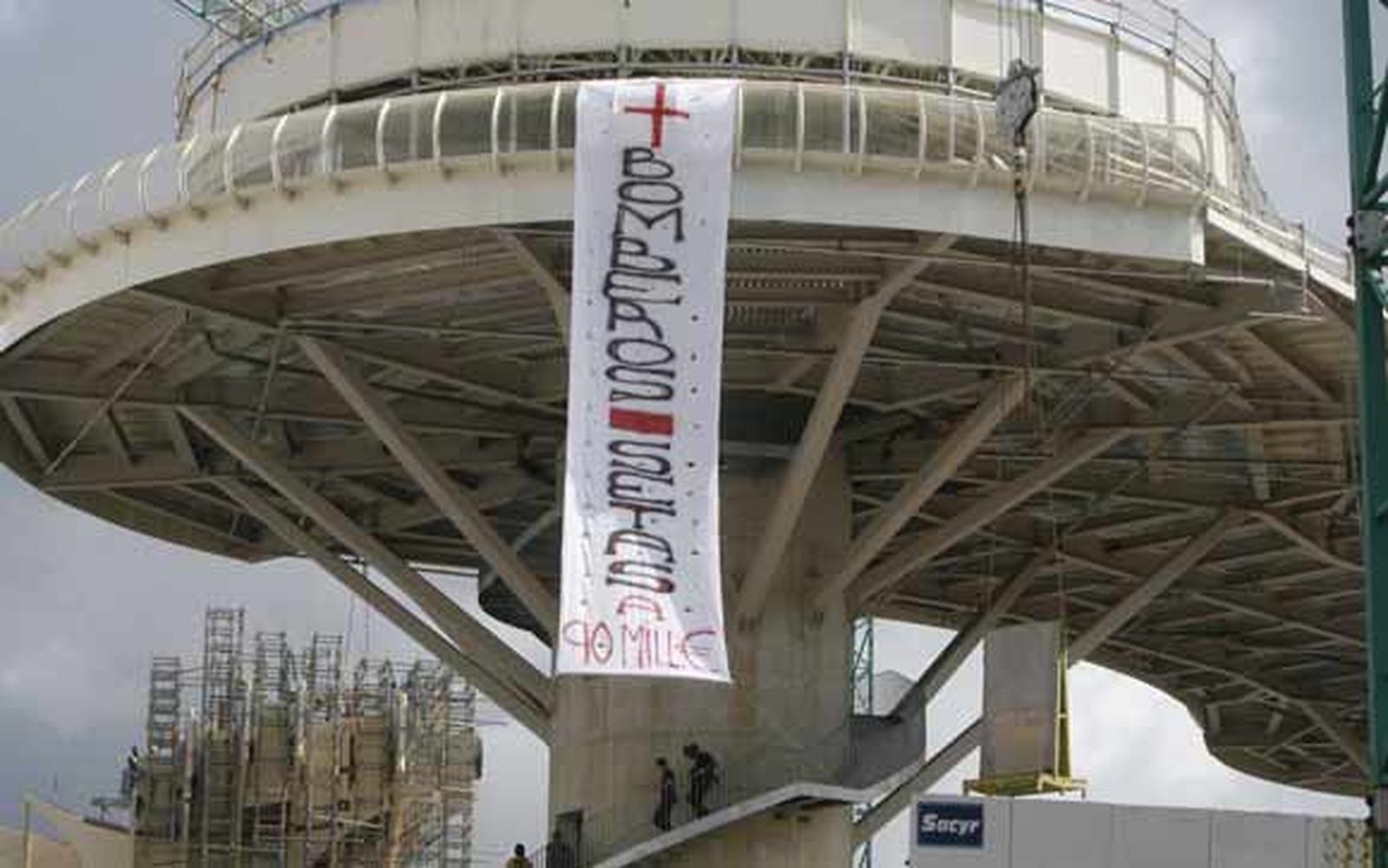 Los bomberos despliegan una pancarta de 20 metros en el Parasol de la Encarnación