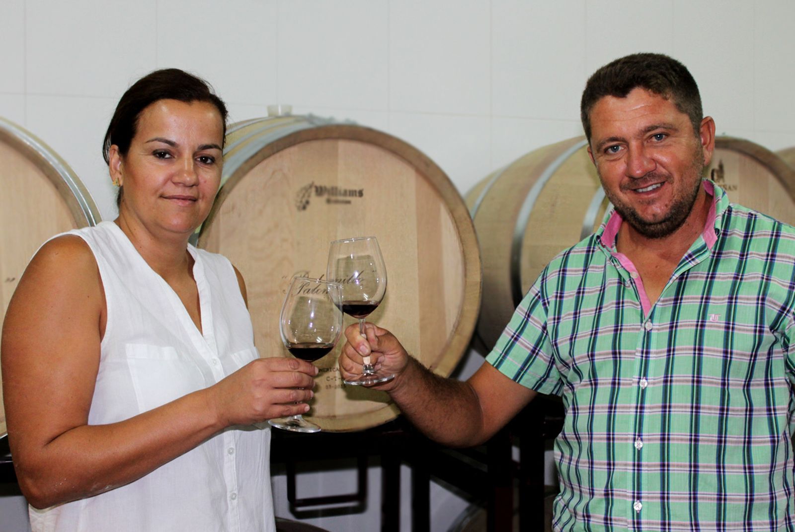 Francisco García e Inés Asensio brindan por lo que 'Está por venir'.