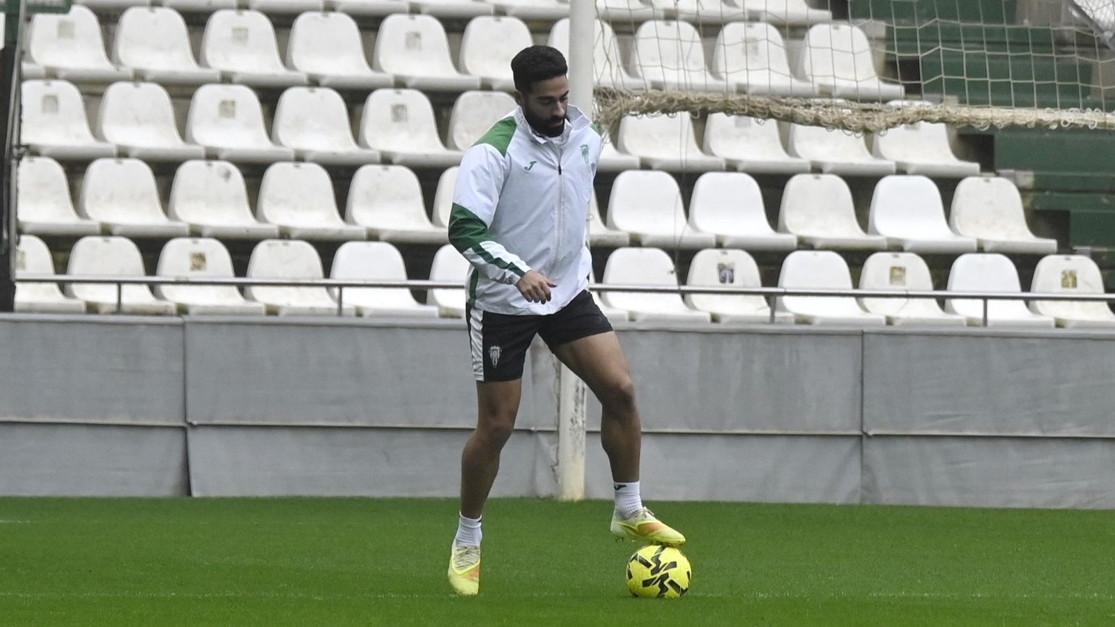 Rubén Alves controla el balón en un entrenamiento del Córdoba CF en El Arcángel.