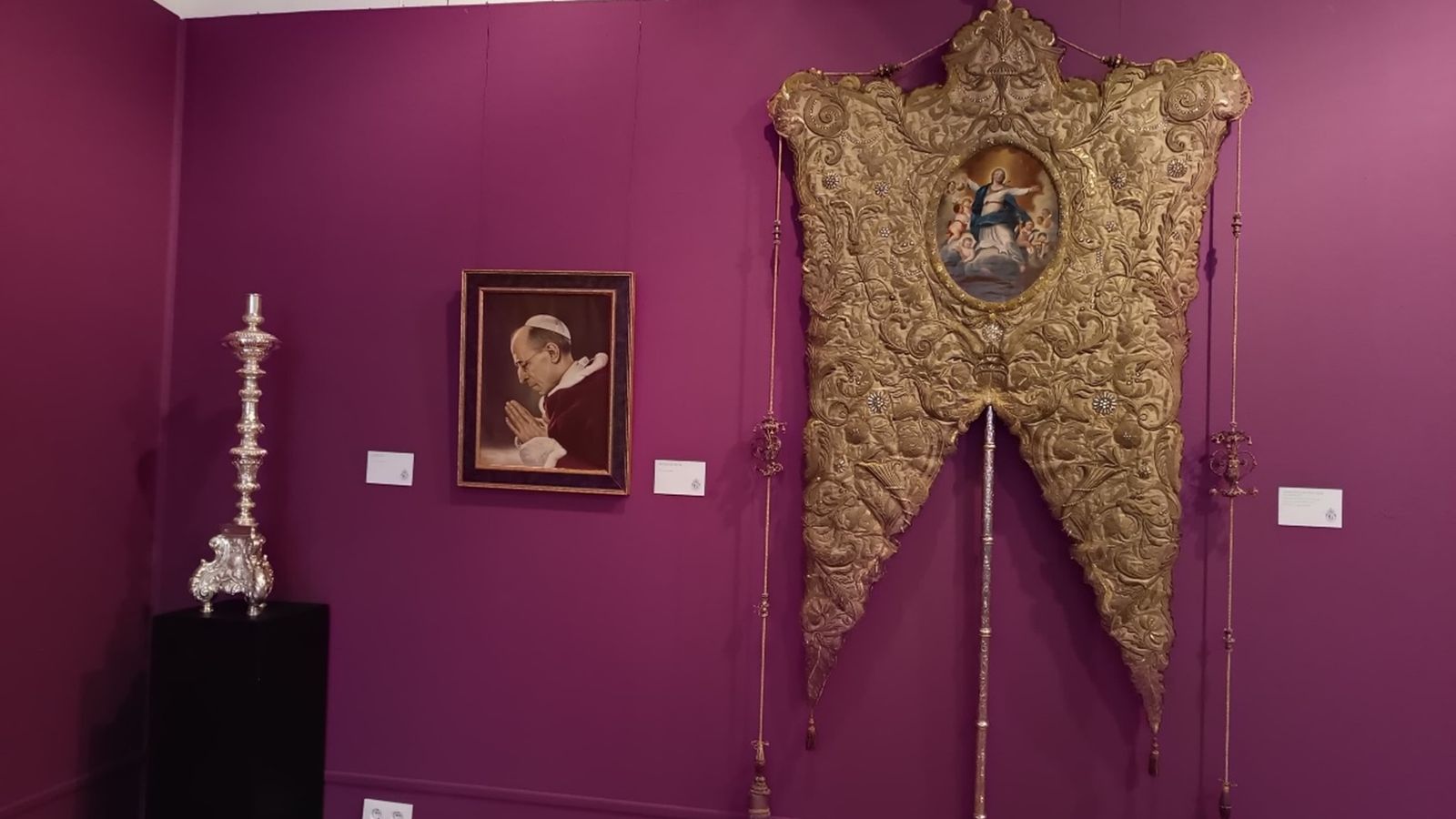 Detalle del Simpecado expuesto en la muestra